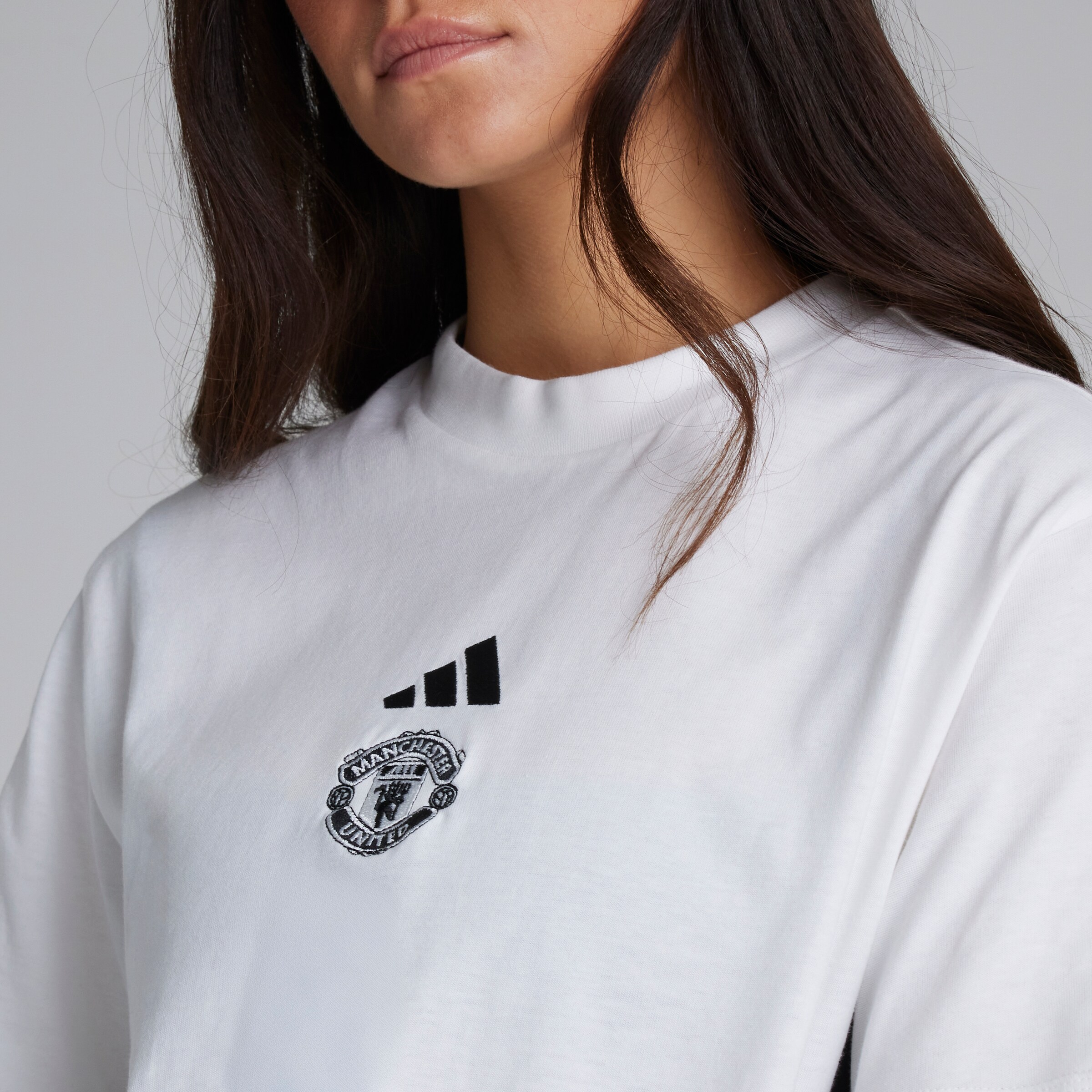 Manchester United x adidas Womens Essentials 3-Stripes Cotton T-Shirt White Blanc Détail [4-5]