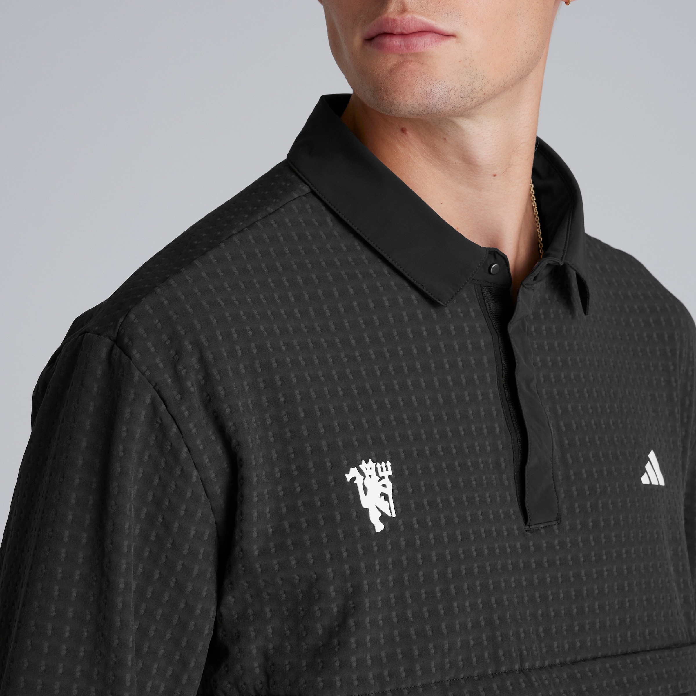 Manchester United x adidas Mens Golf Ultimate365 Tour WIND.RDY 1/4 Zip Sweatshirt Black Noir Détail [4-5]