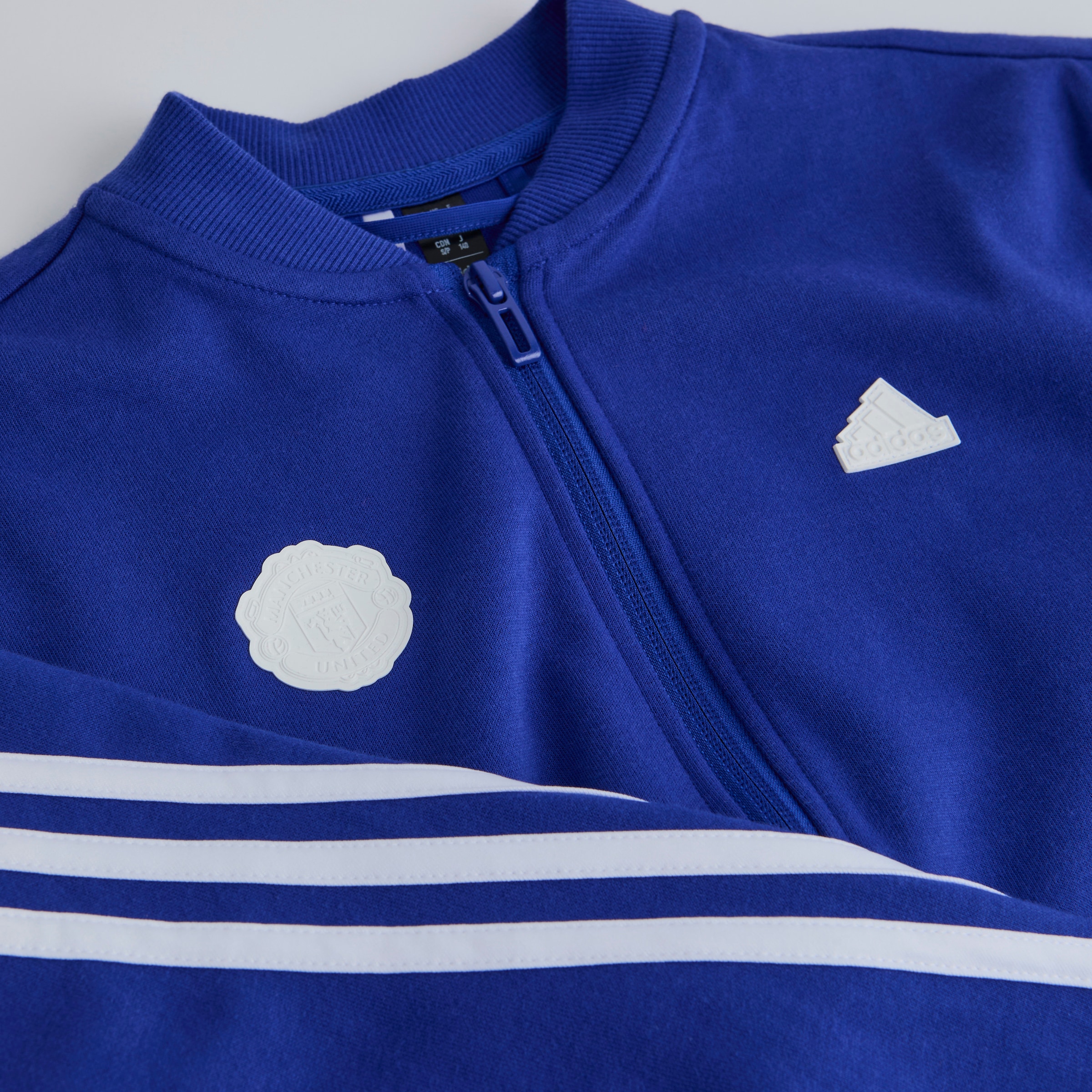 Manchester United x adidas Kids Future Icons 3-Stripes Tracksuit Blue Bleu Détail [3-4]