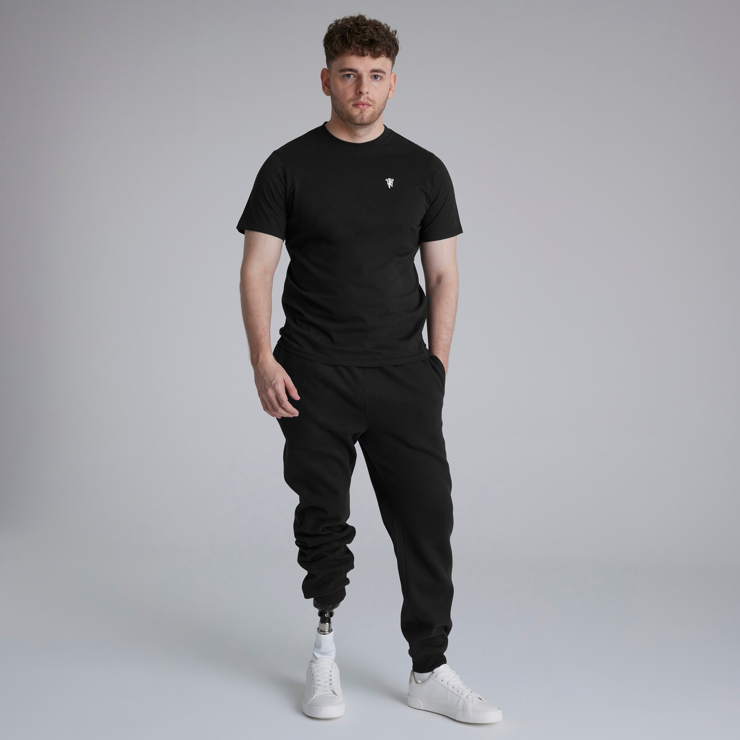 Manchester United Devil Essentials T-Shirt Black Black Detail [3-4]