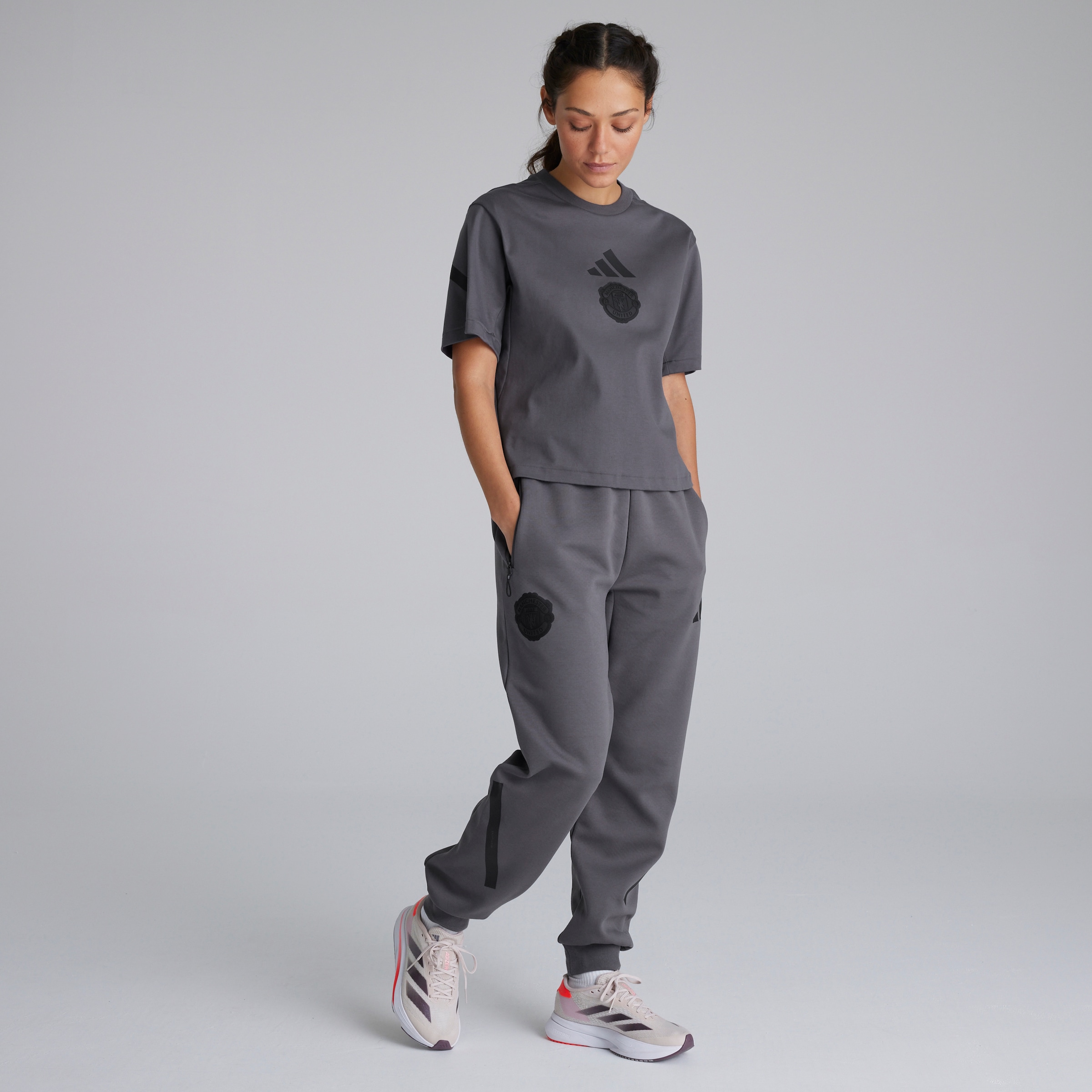 Manchester United x adidas Womens Z.N.E. Tracksuit Bottoms Grey Gris Détail [3-7]