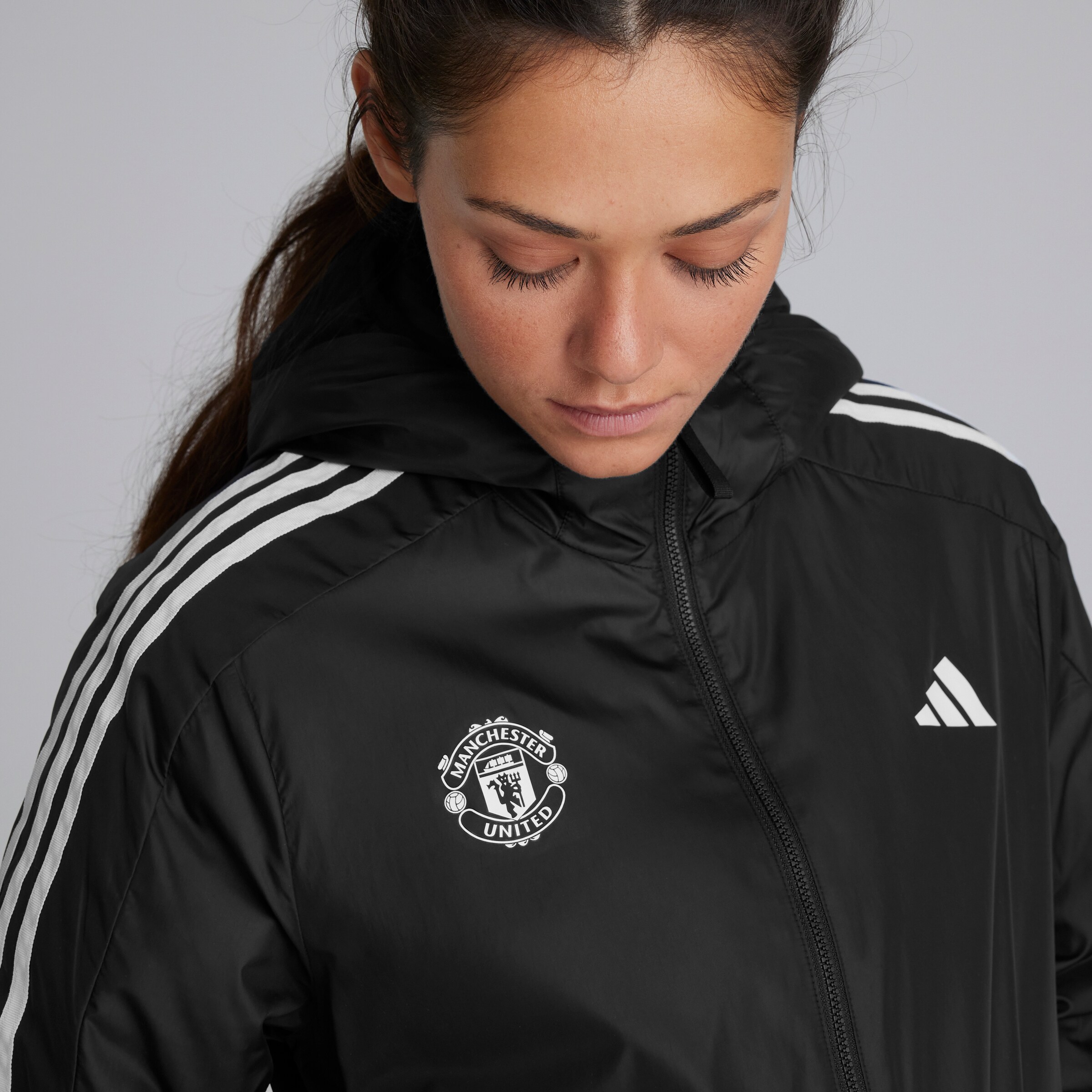 Manchester United x adidas Womens Essentials 3S Insulated Cropped Bomber Jacket Black 黑色 细节 [5-5]