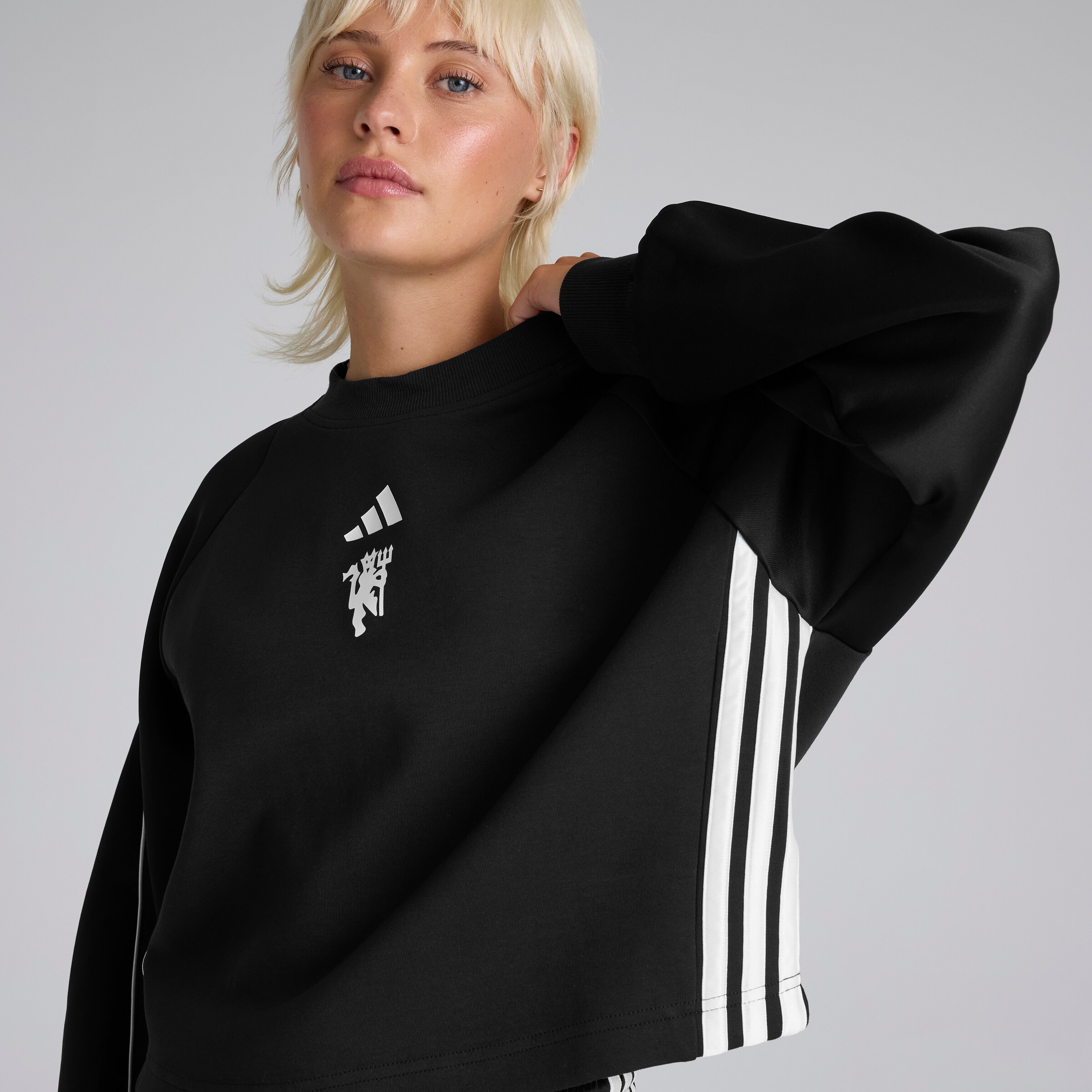 Manchester United x adidas Womens Stadium Crewneck Sweatshirt Black Noir Détail [5-5]