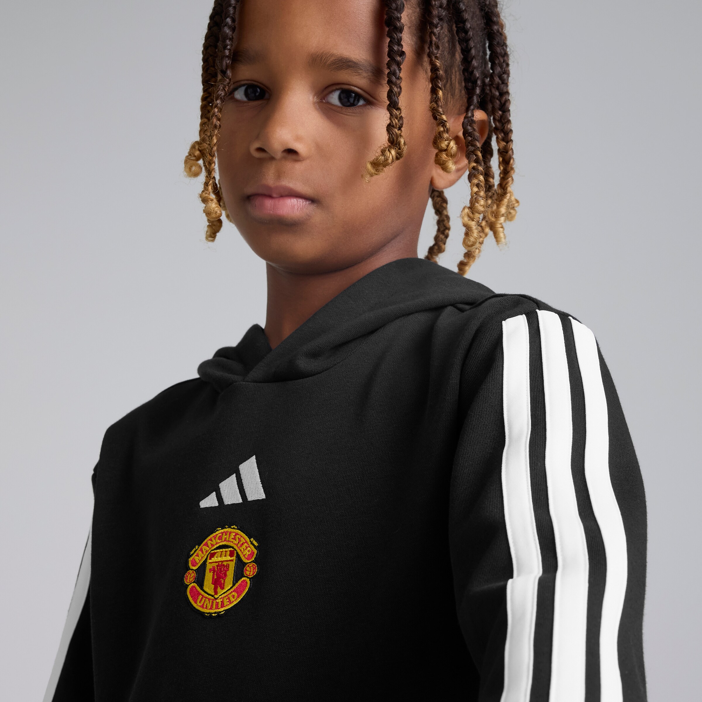 Manchester United x adidas Kids Essentials 3-Stripes Hoodie Black Noir Détail [4-5]