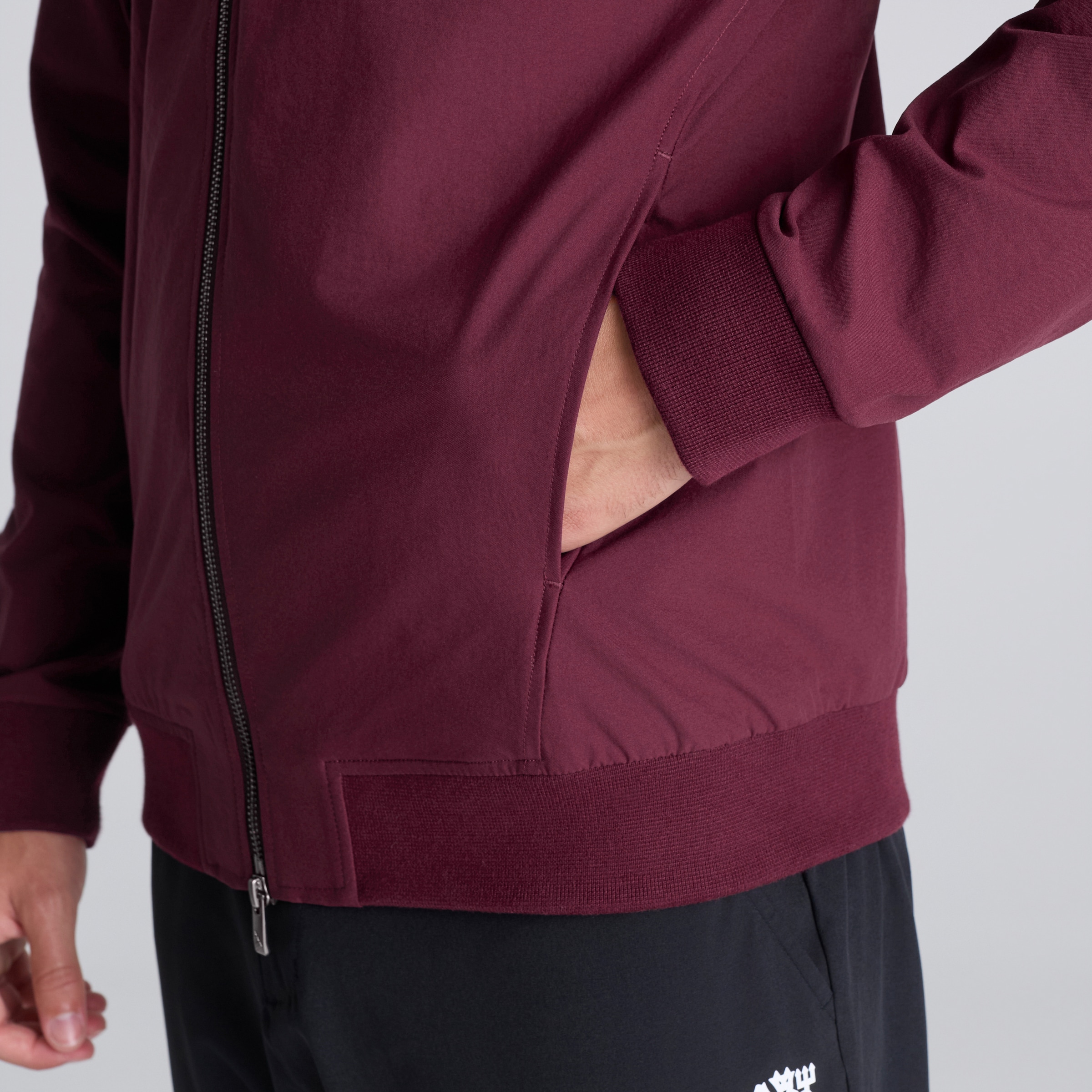 Manchester United x adidas Golf Ultimate 365 Full-Zip Jacket Maroon 细节 [6-7]