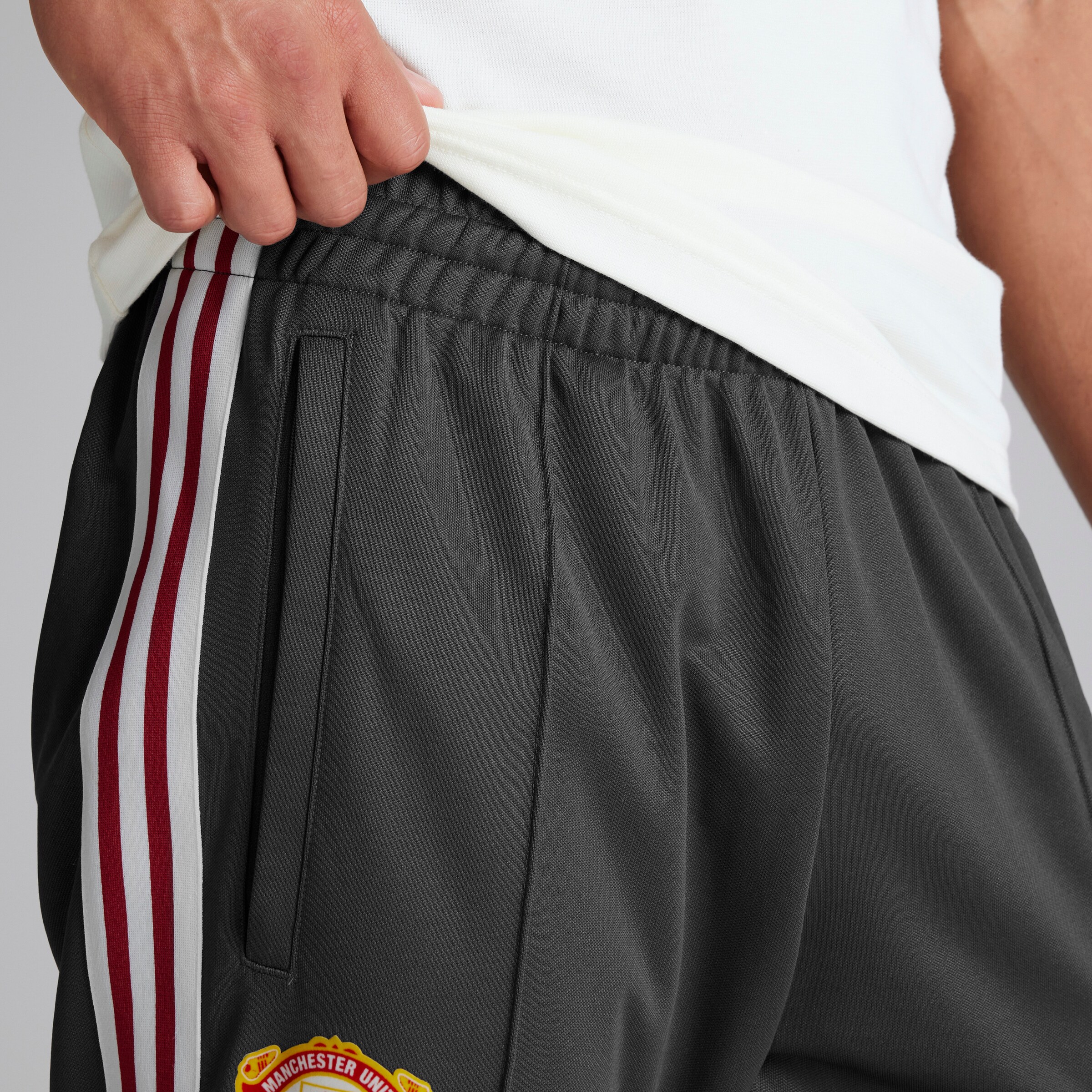 Manchester United x adidas Originals Adicolor Track Pants Black Noir Détail [6-6]