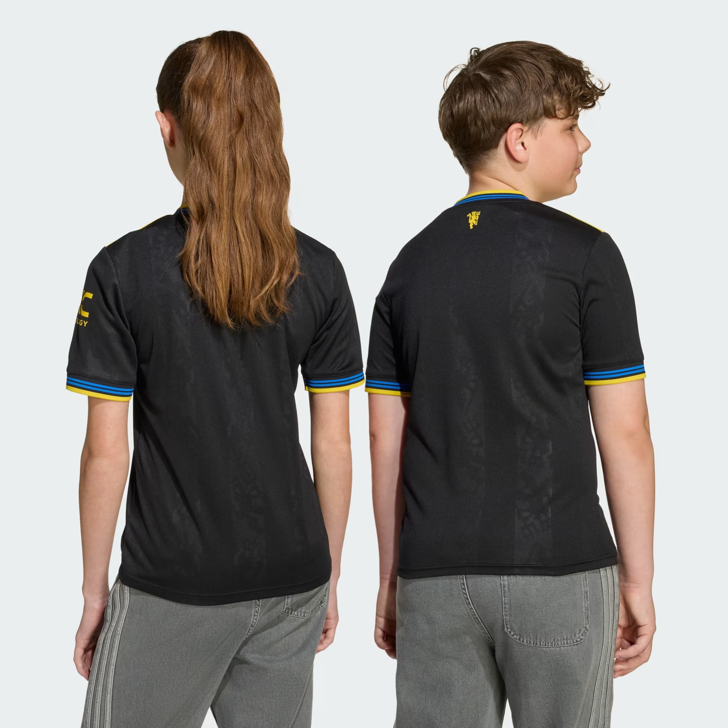 Manchester United 25/26 Third Jersey Kids Black Detail [2-4]