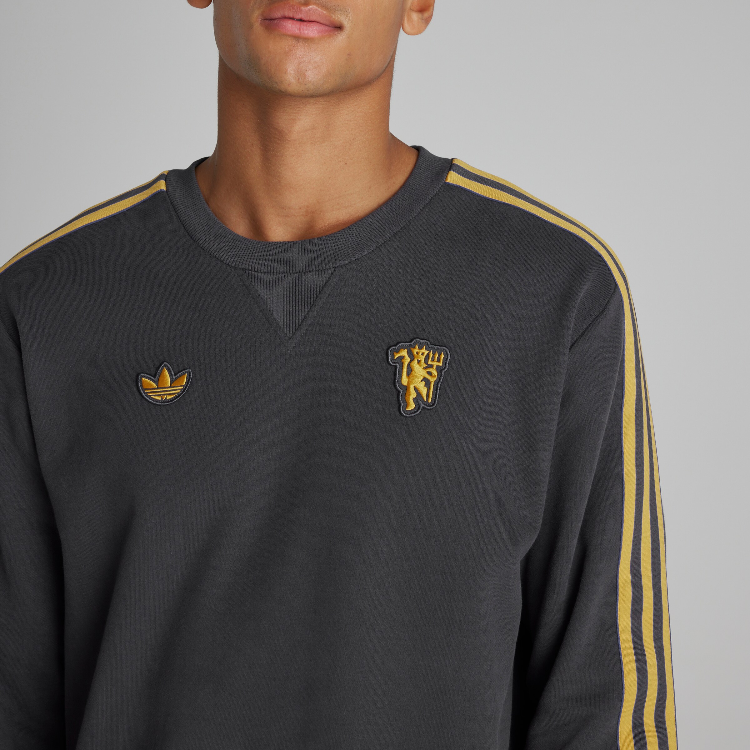 Manchester United Terrace Icons Sweatshirt Black Detail [4-6]