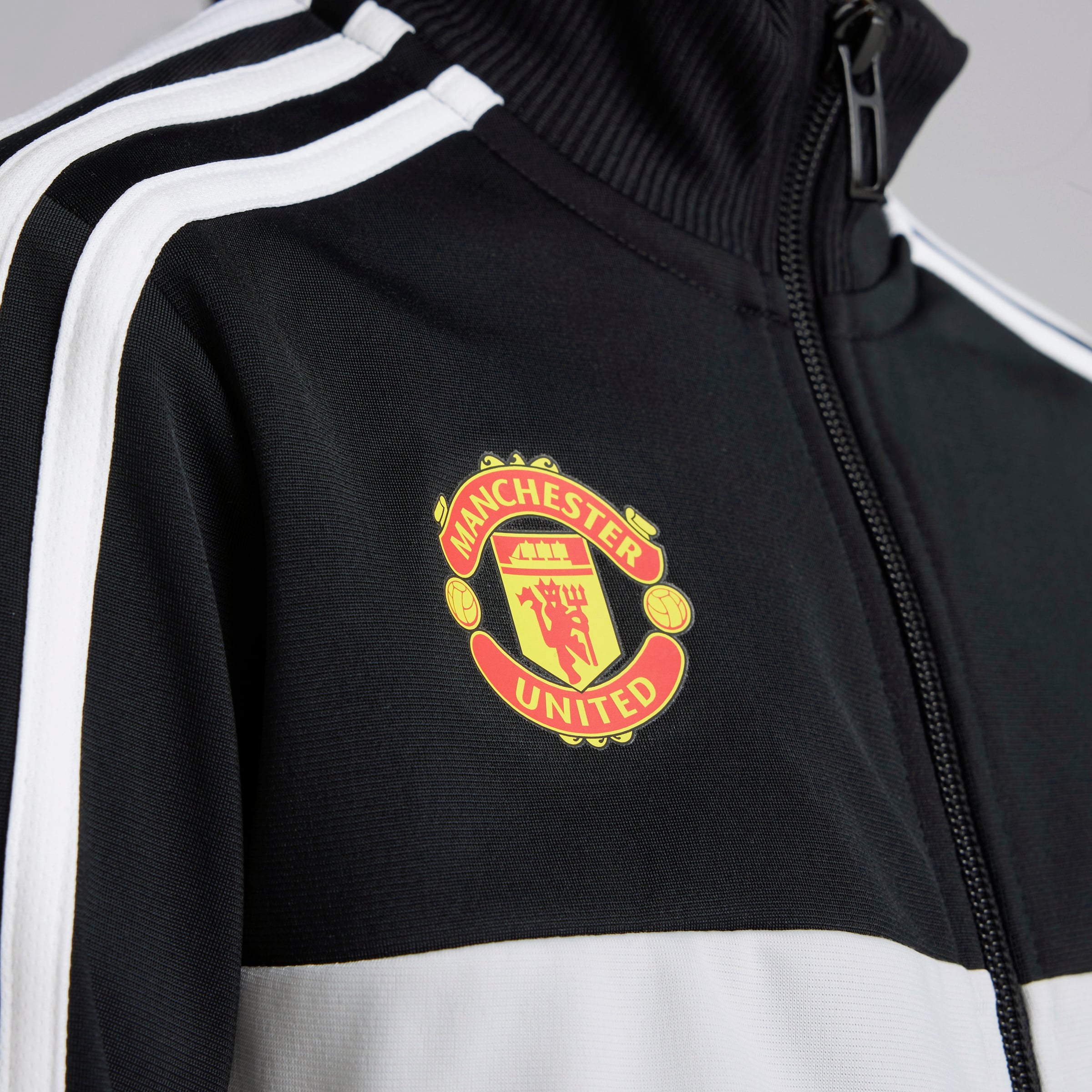 Manchester United x adidas SurvÃªtement 3-Stripes Essentials pour enfants Noir/Gris Noir Détail [5-10]