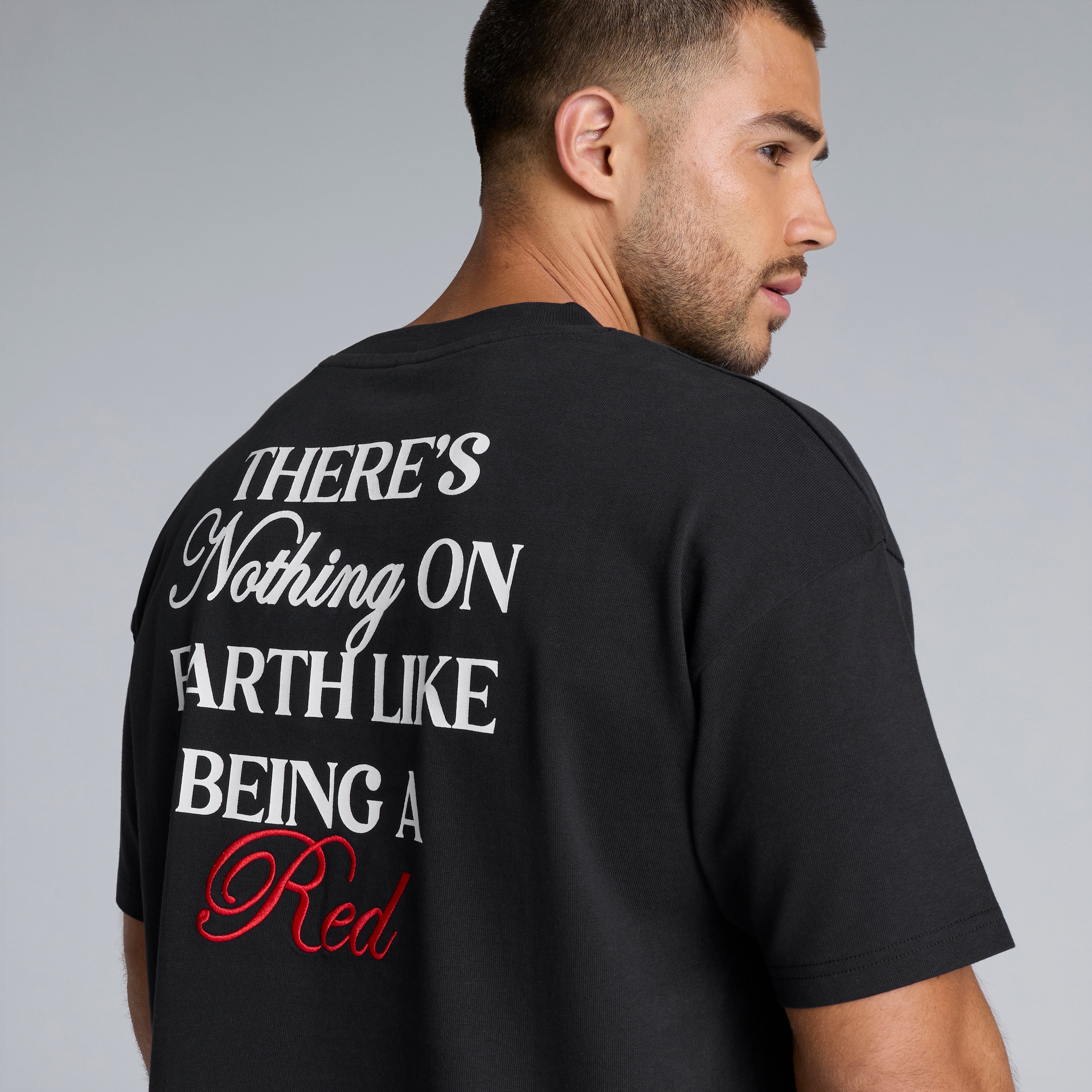 Manchester United There's Nothing on Earth Like Being a Red Back Print T-Shirt Black Negro Detalle [5-5]