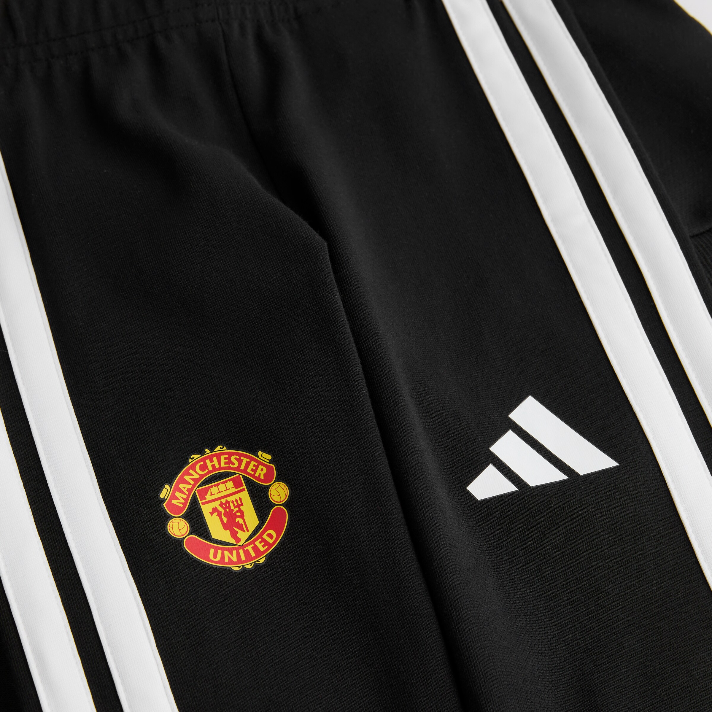 Manchester United x adidas Kids Essentials Tiberio 3-Stripes Fleece Leggins Set Black Noir Détail [4-4]