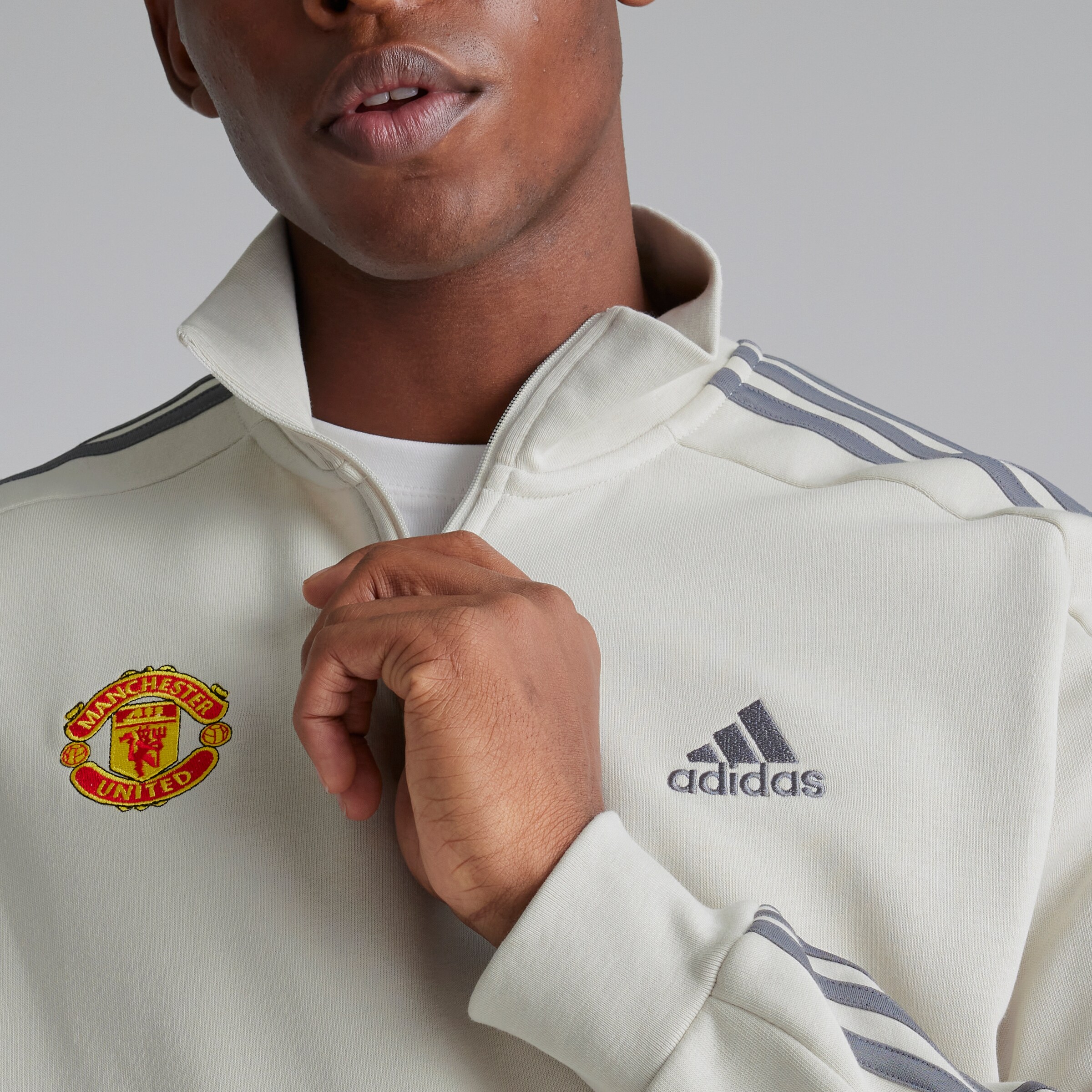 Manchester United x adidas Mens Essentials Fleece 3-Stripes 1/4 Zip Sweatshirt Off White Blanc Détail [5-5]