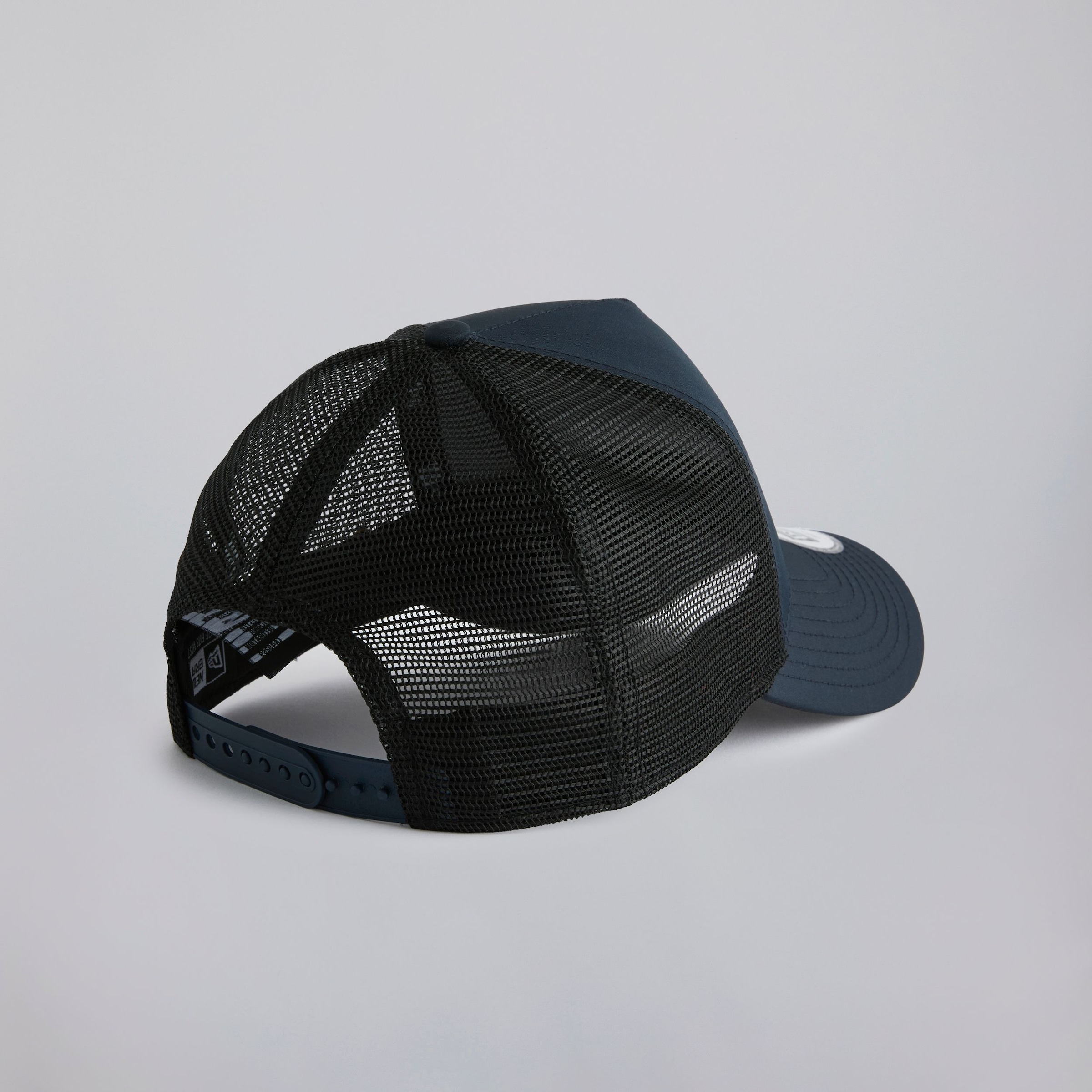 Manchester United x New Era 9Forty Gold Devil Cap Navy Navy blue Detail [4-5]
