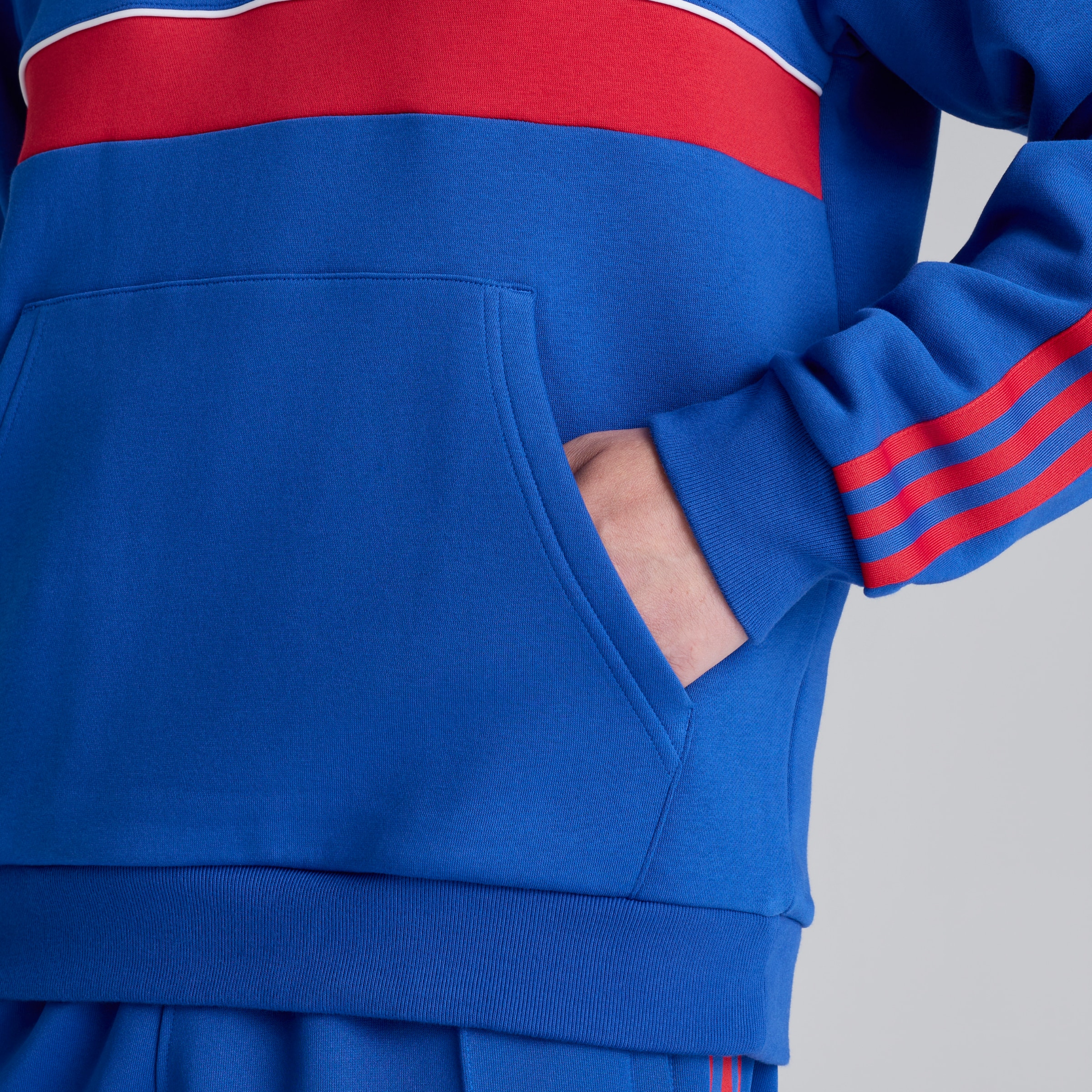 Manchester United x adidas Originals Hoodie Blue 蓝色 细节 [4-6]