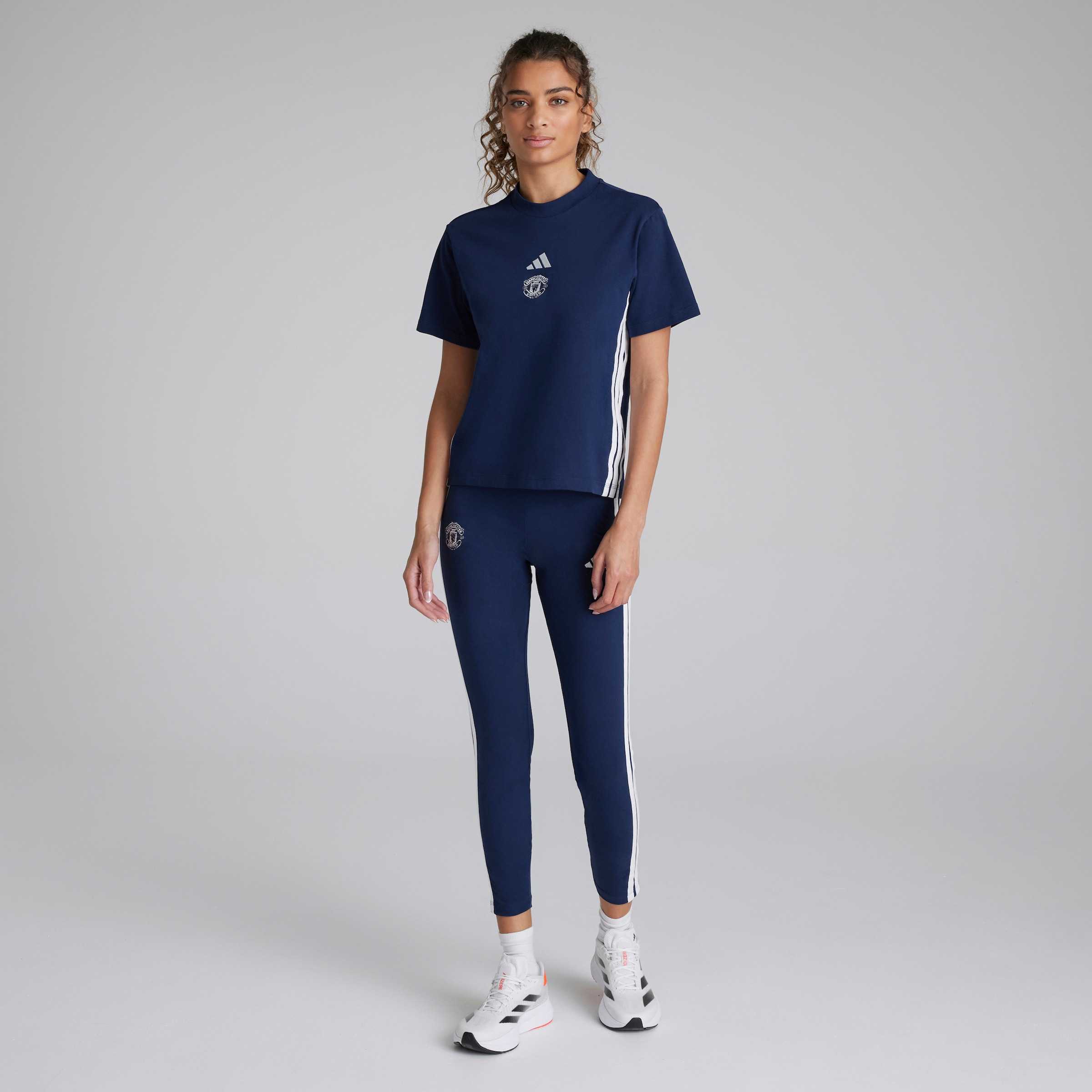 Manchester United x adidas Womens Essentials 3-Stripes Cotton T-Shirt Blue Bleu Détail [3-4]