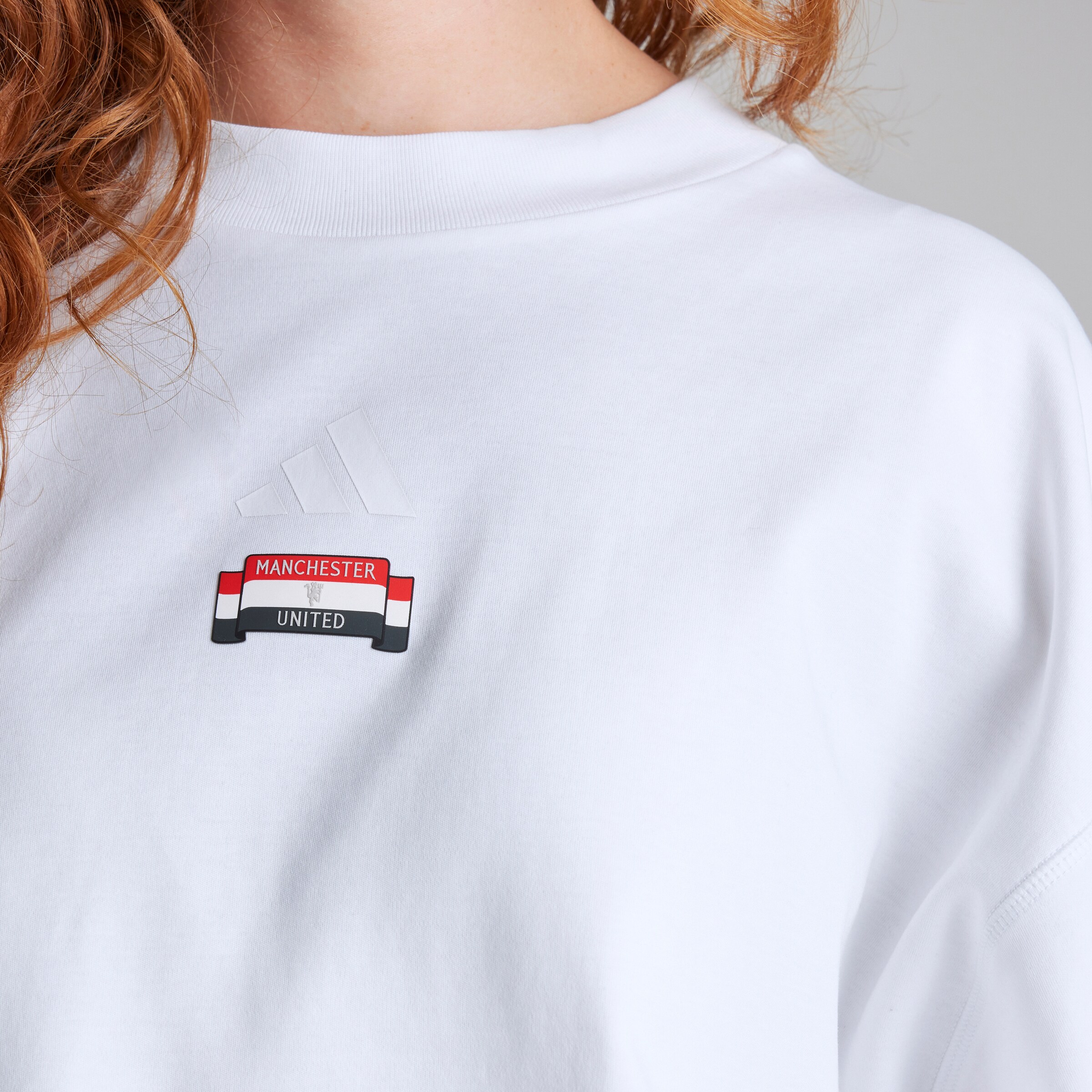 Manchester United x adidas Womens City Escape Loose Fit T-shirt White Blanc Détail [5-5]