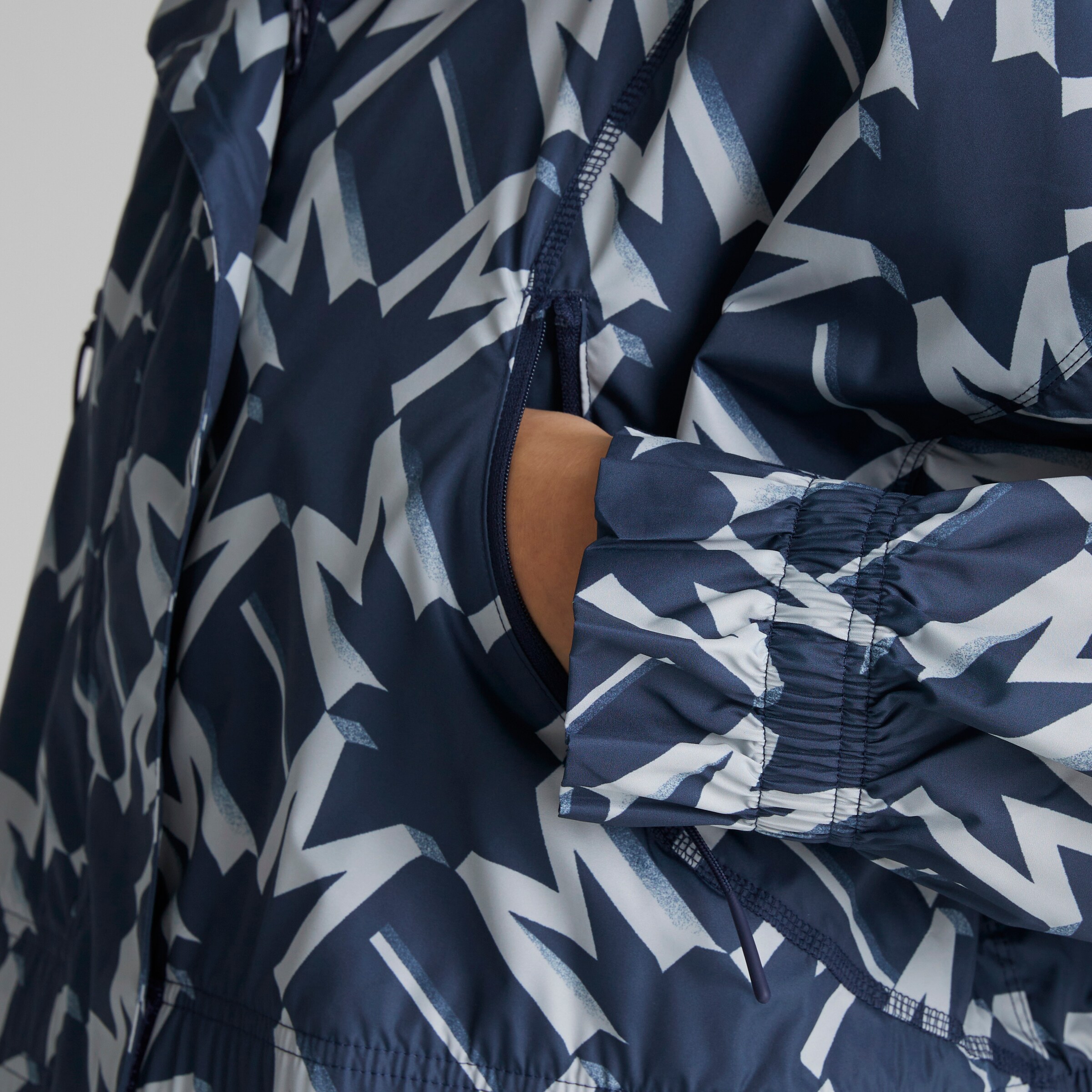 Manchester United x adidas Womens SZN Windbreaker Jacket Blue Blue Detail [4-6]