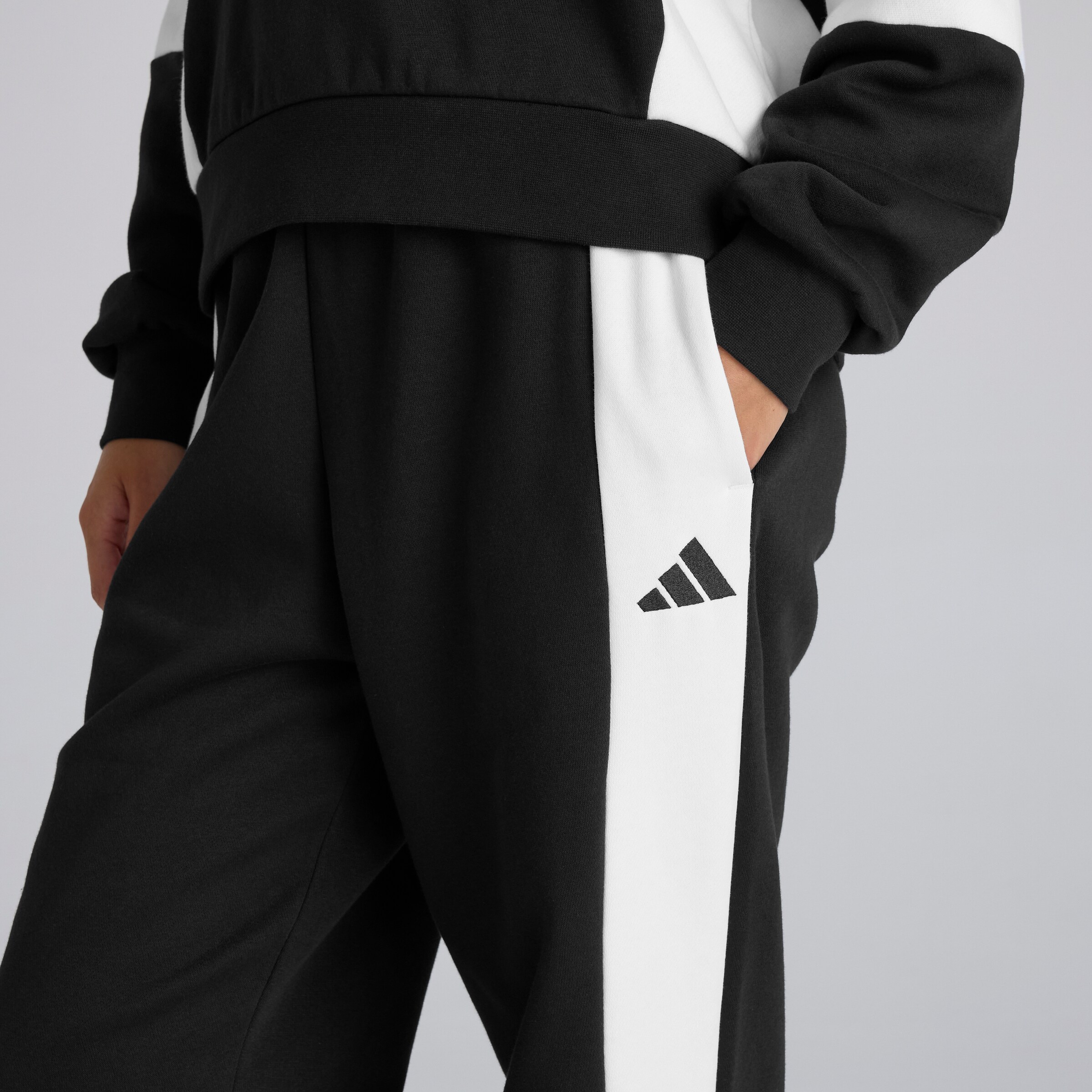 Manchester United x adidas Womens Laziday Tracksuit Black Noir Détail [6-6]