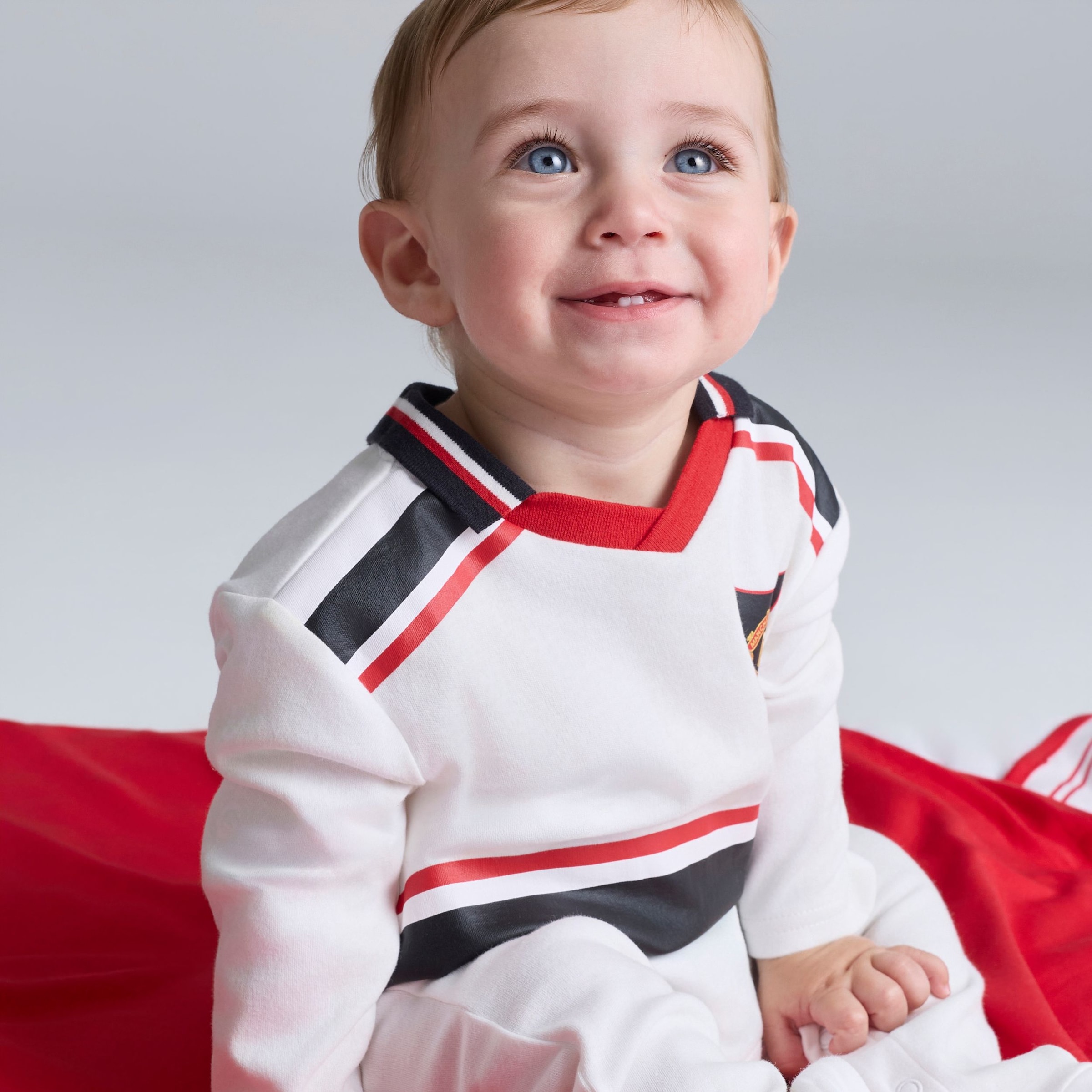 Manchester United Baby 1997/99 Retro Away Sleepsuit White White Detail [4-6]