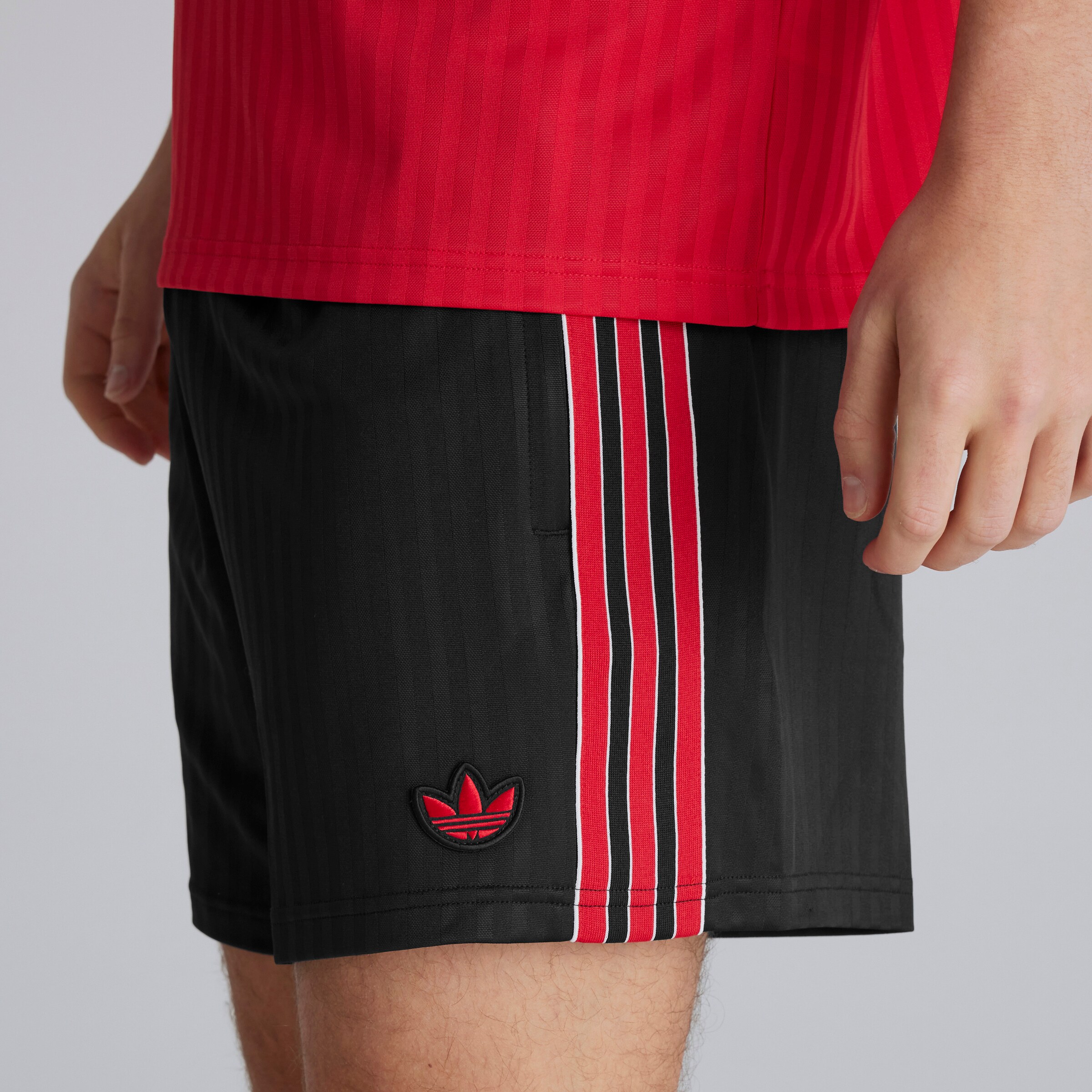 Manchester United x adidas Mens Terrace Icons Shorts Black Noir Détail [5-8]