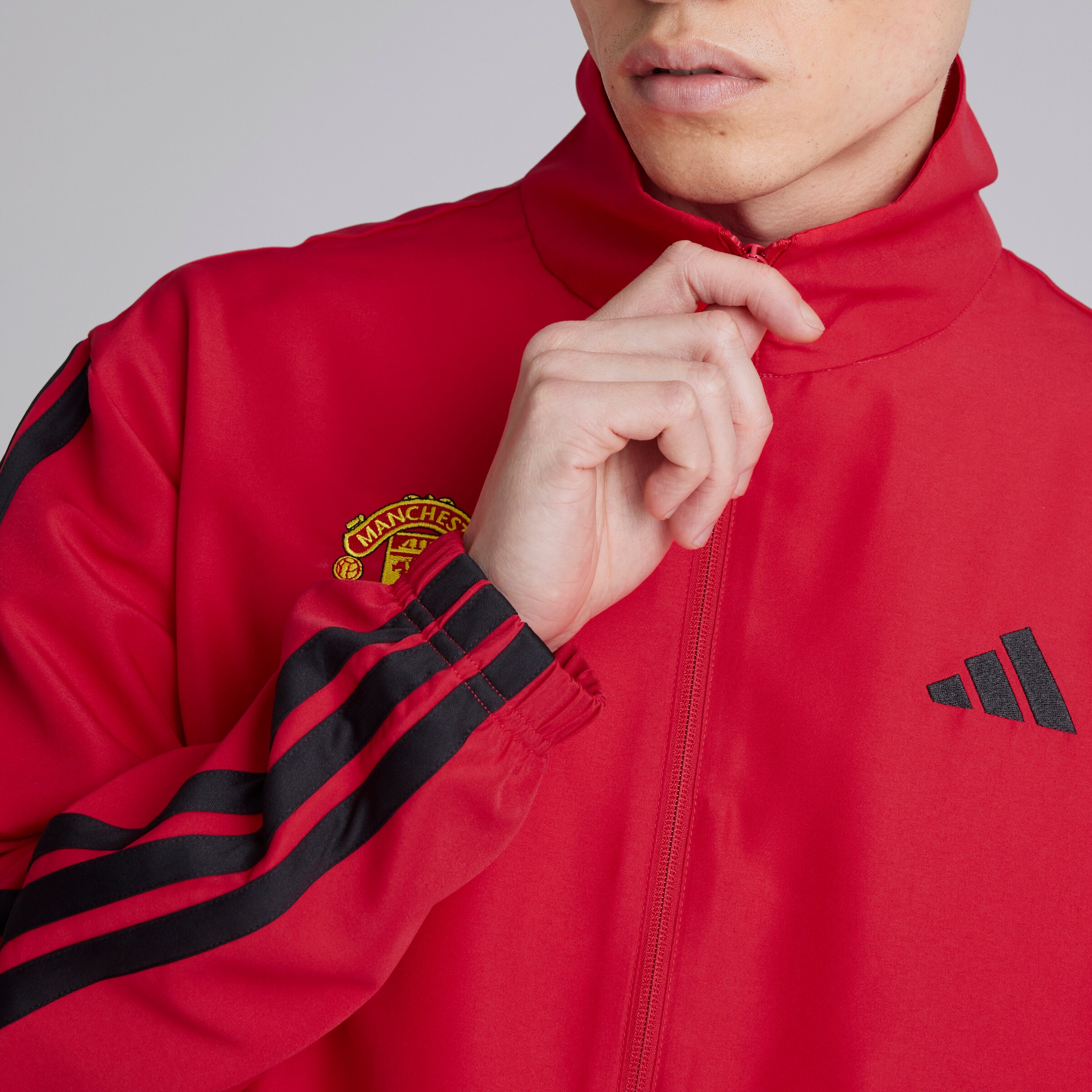 Manchester United x adidas Essentials 3-Stripes Woven Tracksuit Red Rouge Détail [5-5]