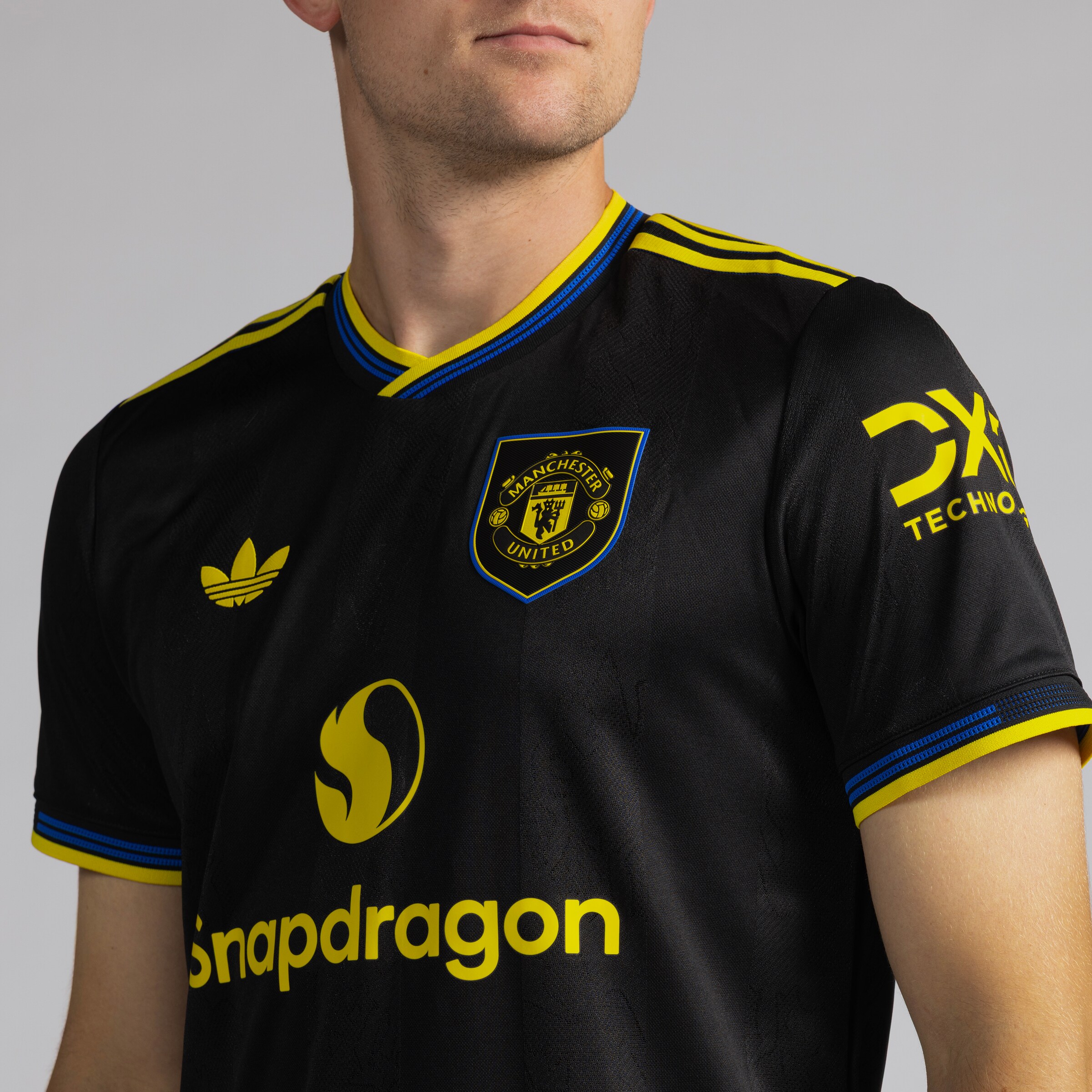 Manchester United 25/26 Third Authentic Jersey Black Detail [4-5]