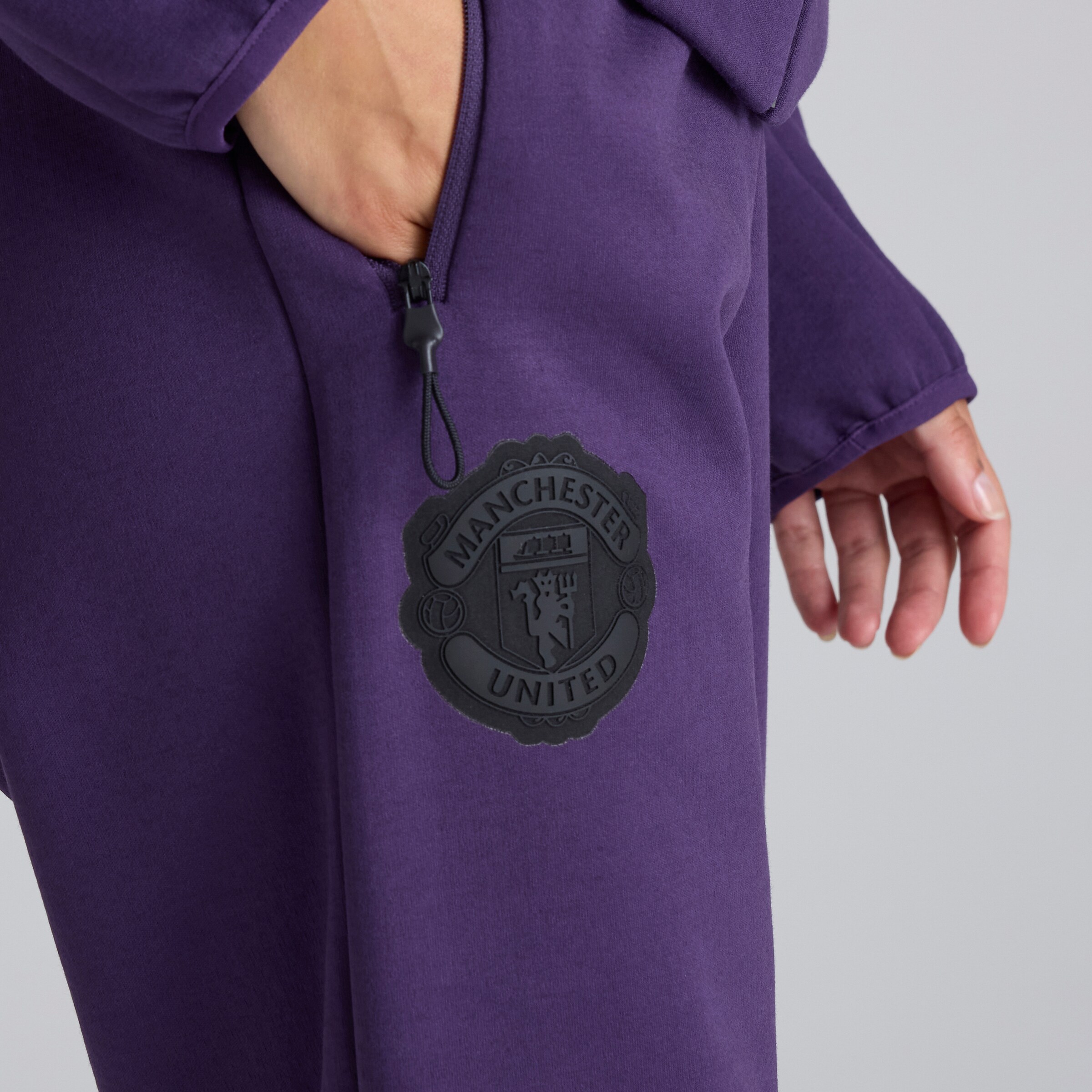 Manchester United x adidas Womens Z.N.E. Tracksuit Bottoms Purple Purple Detail [4-6]