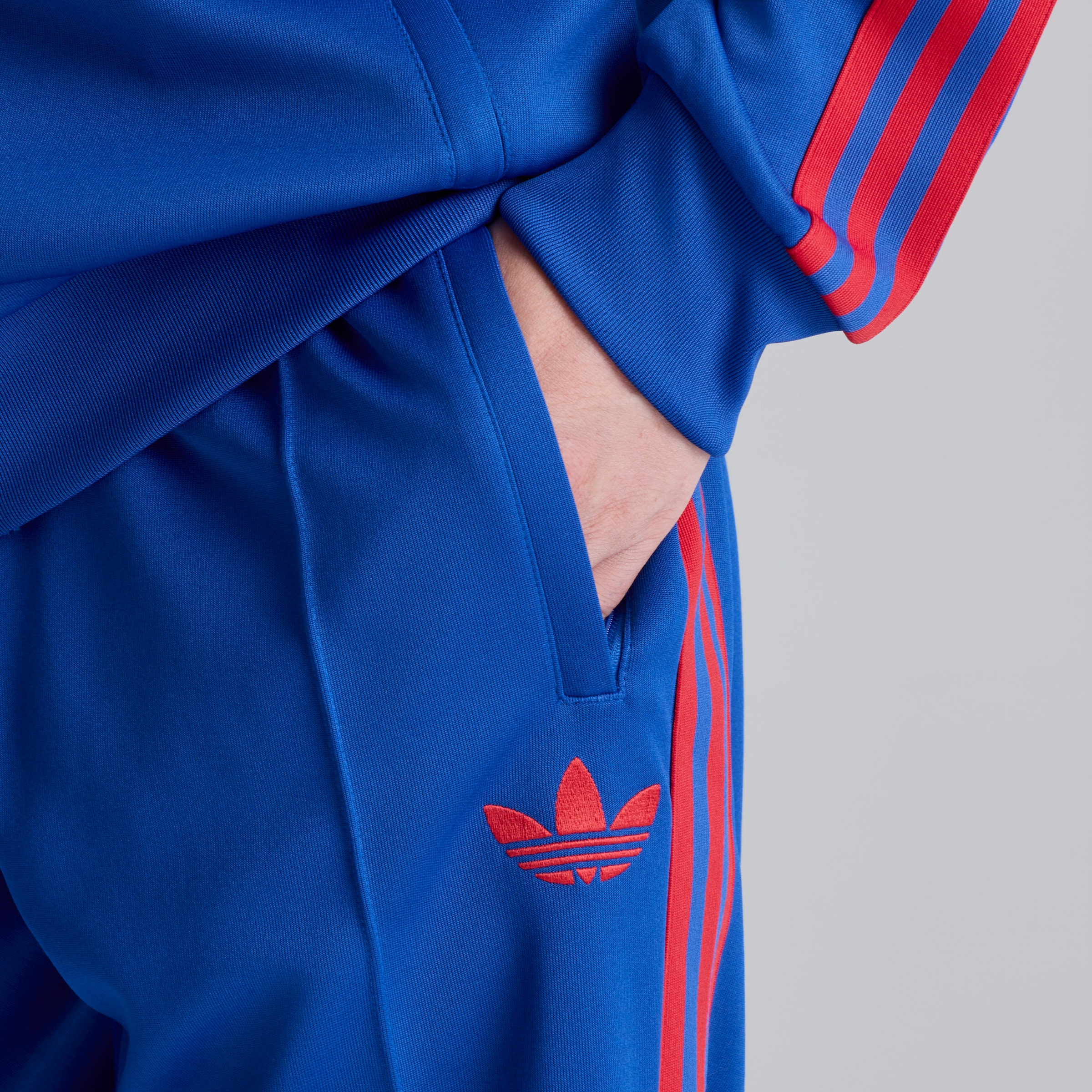 Manchester United x adidas Originals Track Pants Blue Bleu Détail [4-5]