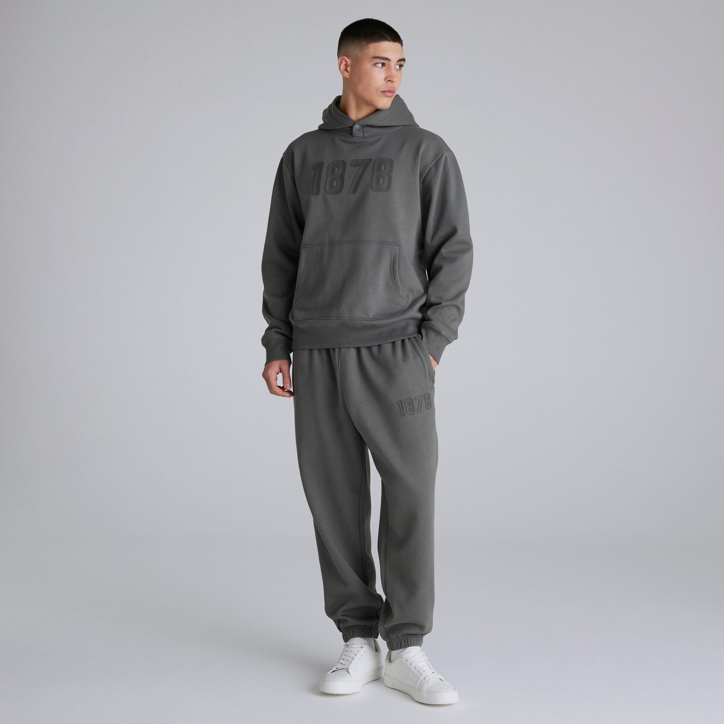 Manchester United Mens 1878 Overhead Hoodie Slate Gris Detalle [3-6]