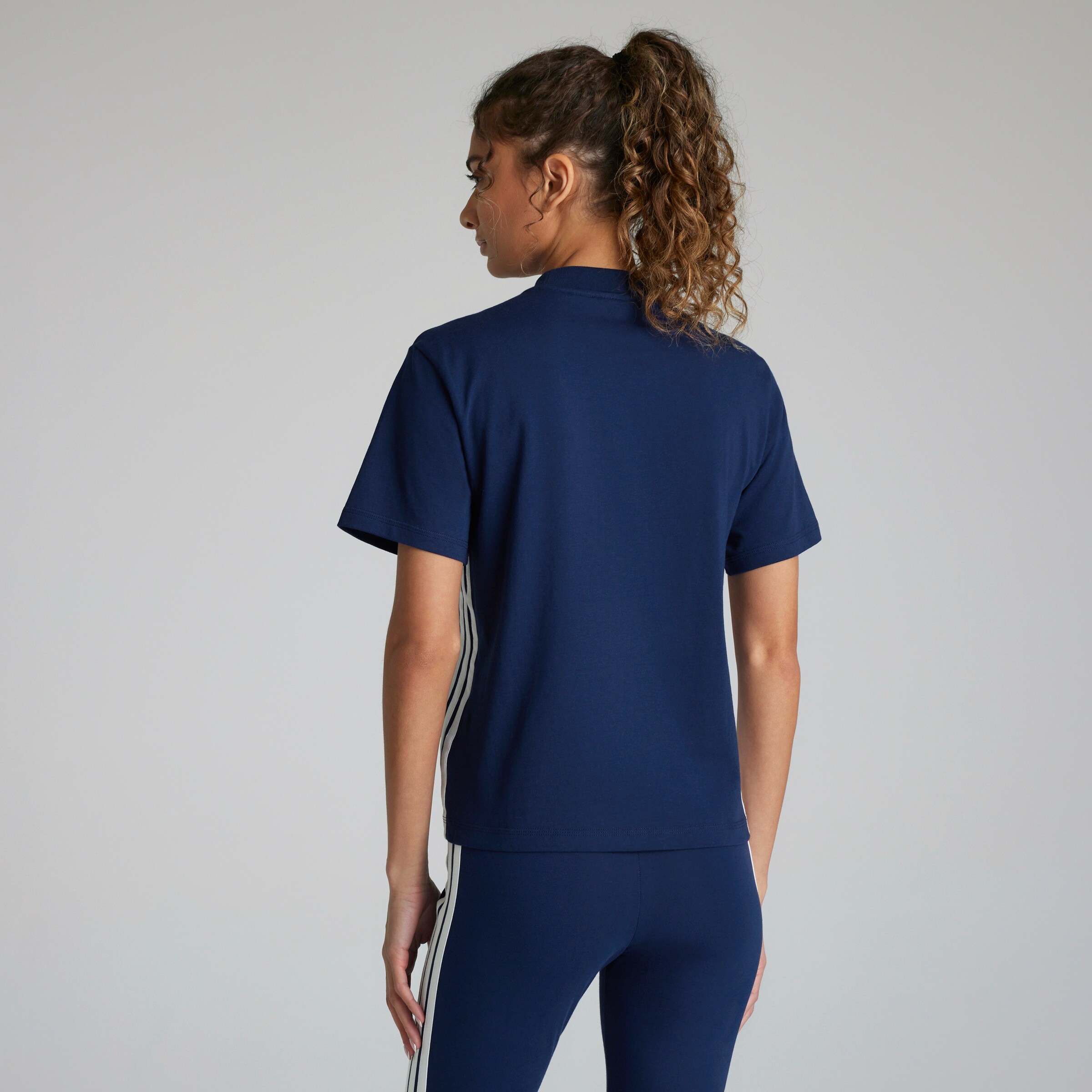 Manchester United x adidas Womens Essentials 3-Stripes Cotton T-Shirt Blue Bleu Détail [2-4]