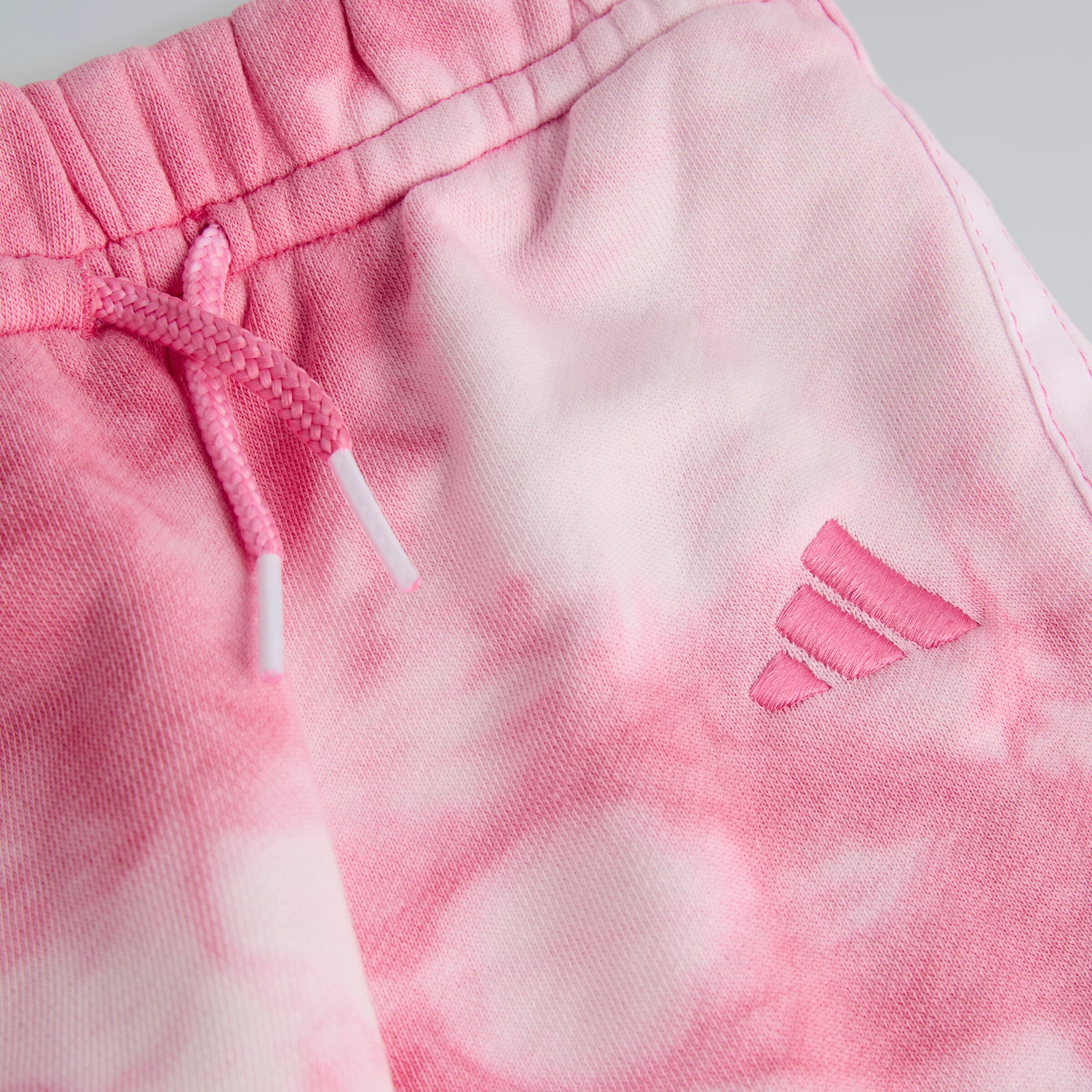 Manchester United x adidas Infant ALL SZN All Over Print Jogger Set Pink/White Pink Detail [4-4]