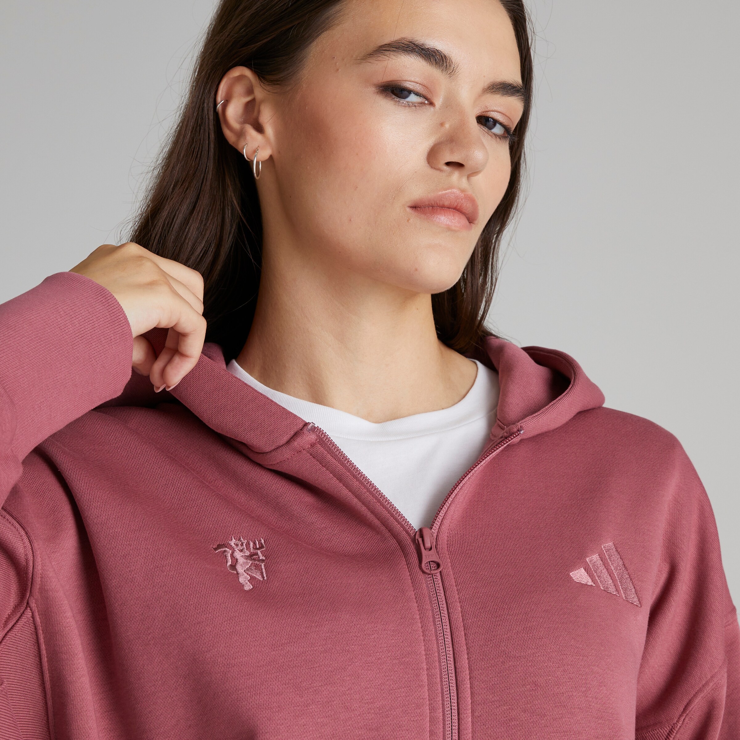 Manchester United x adidas Womens ALL SZN Fleece Full Zip Hoodie Burgundy Rouge Détail [5-6]