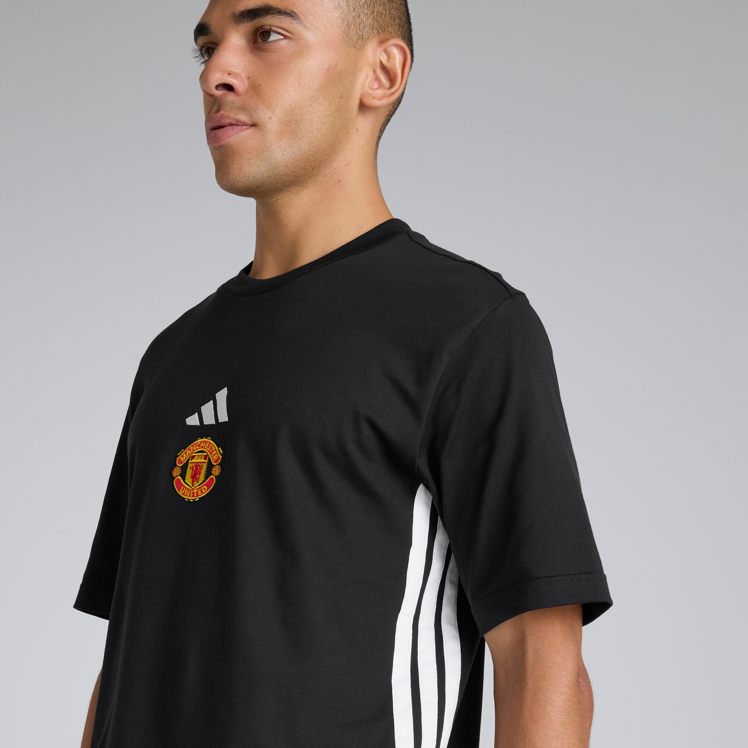 Manchester United x adidas Essentials 3-Stripes T-Shirt Black Noir Détail [4-5]