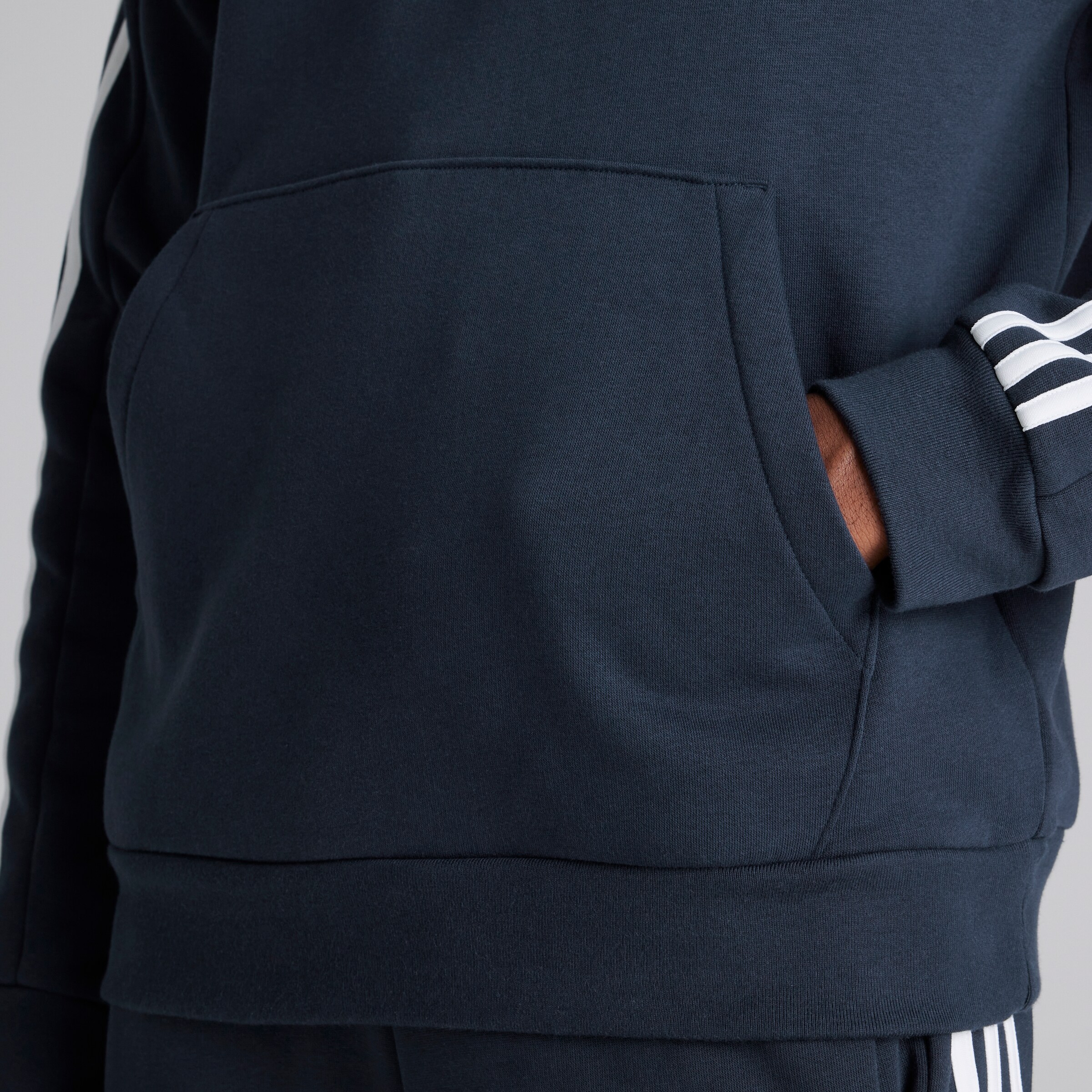 Manchester United x adidas Mens Essentials Fleece 3-Stripes 1/4 Zip Sweatshirt Navy Bleu marine Détail [5-5]