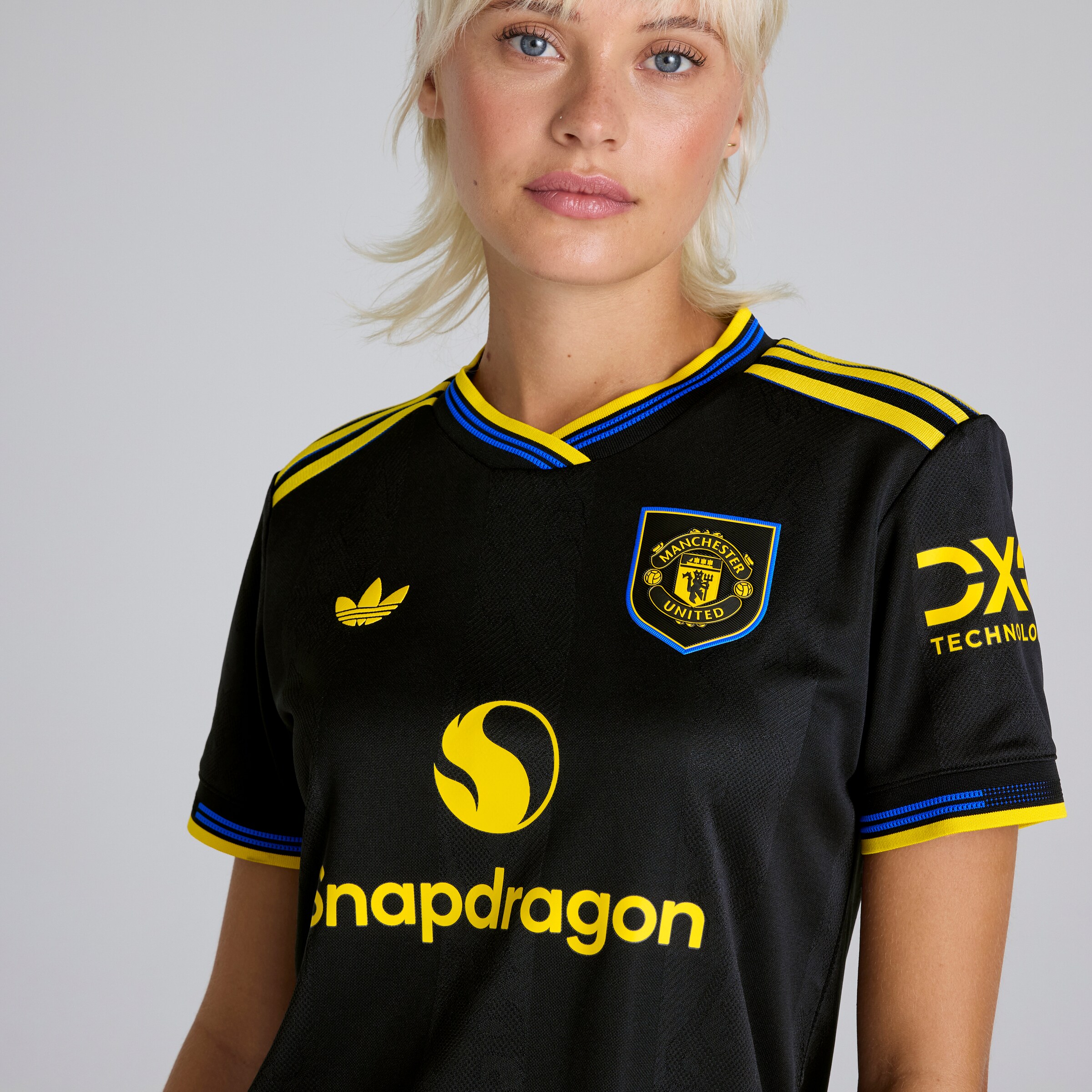 Manchester United 25/26 Womens Third Authentic Jersey Black Detail [4-5]