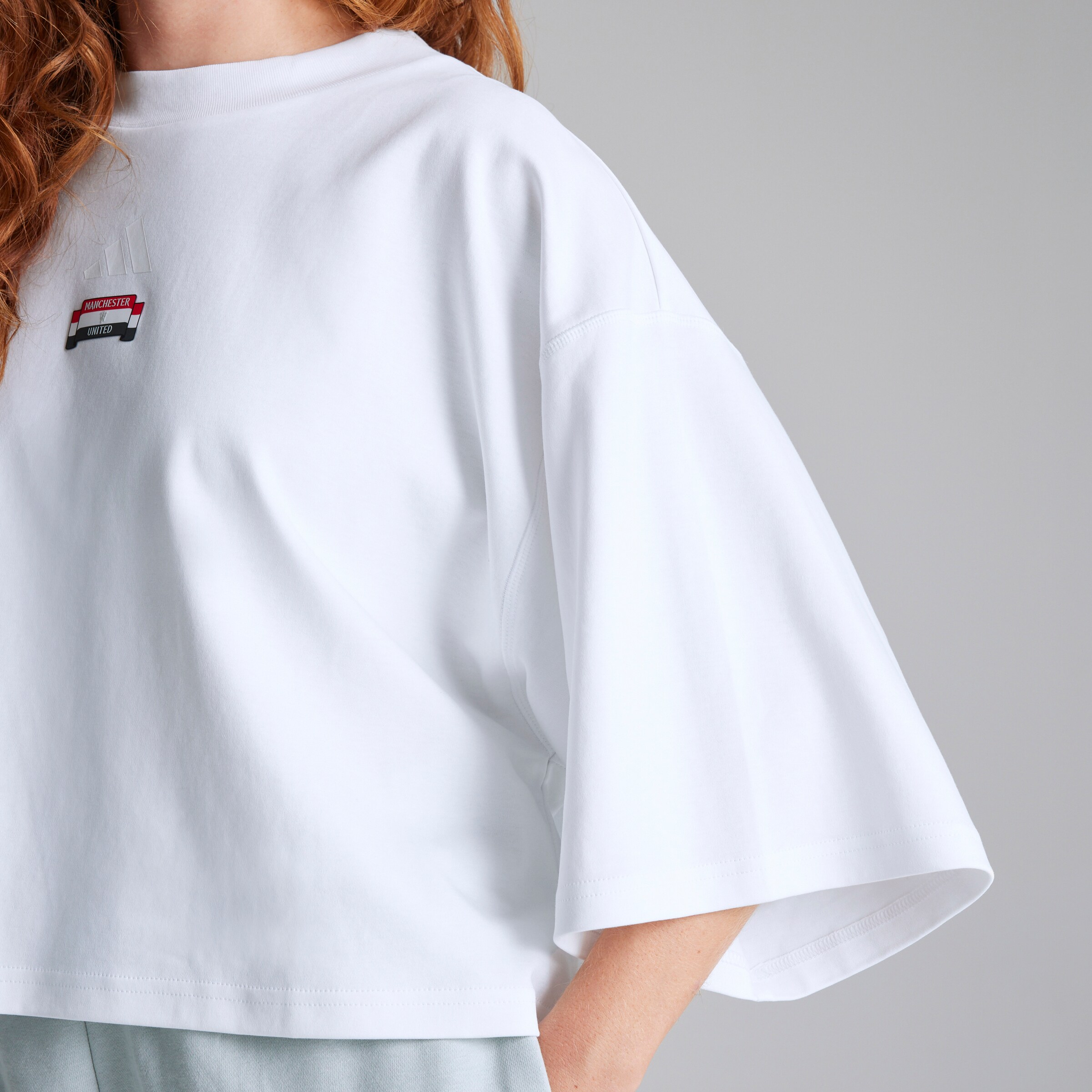 Manchester United x adidas Womens City Escape Loose Fit T-shirt White Blanc Détail [4-5]