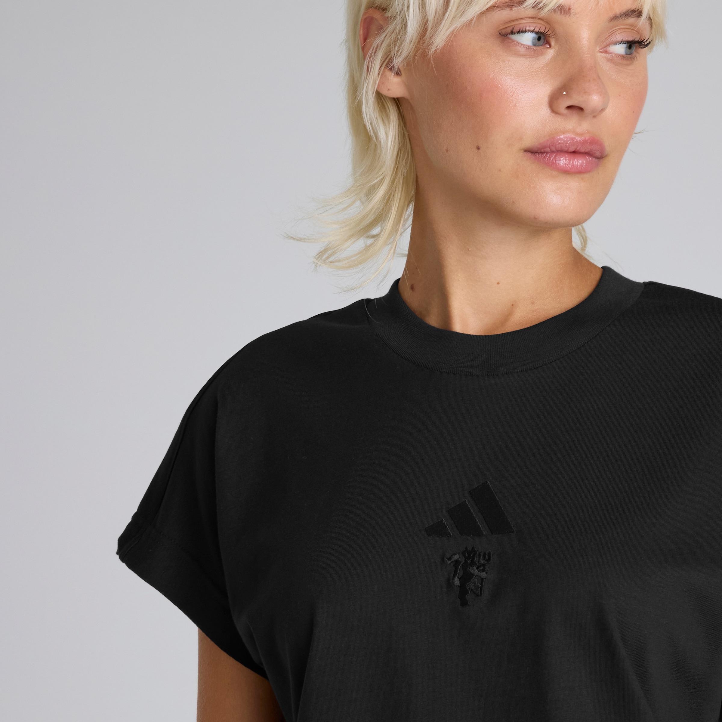 Manchester United x adidas Womens ALL SZN T-Shirt Black Noir Détail [5-5]