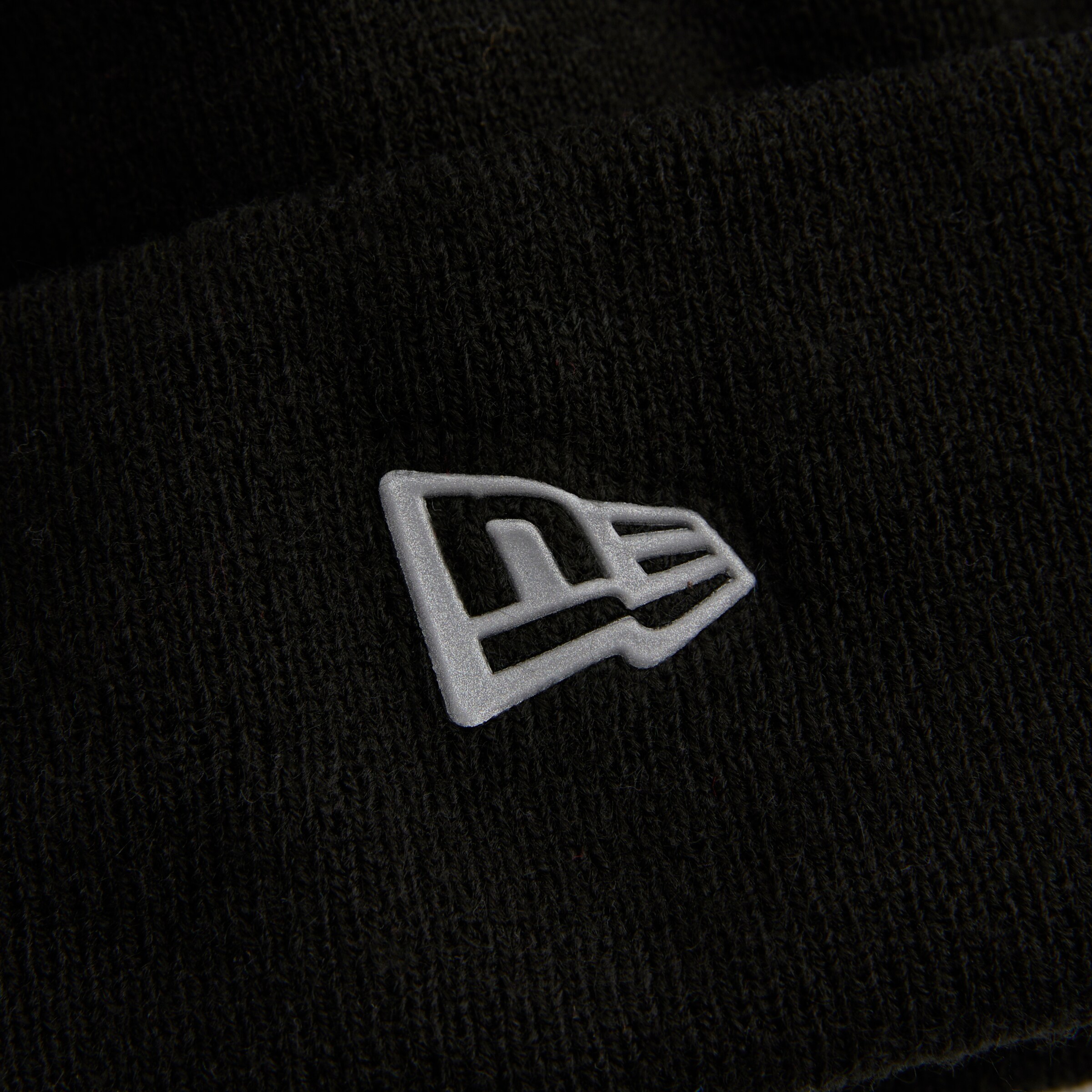 Manchester United x New Era Reflective Crest Beanie Black Black Detail [4-4]