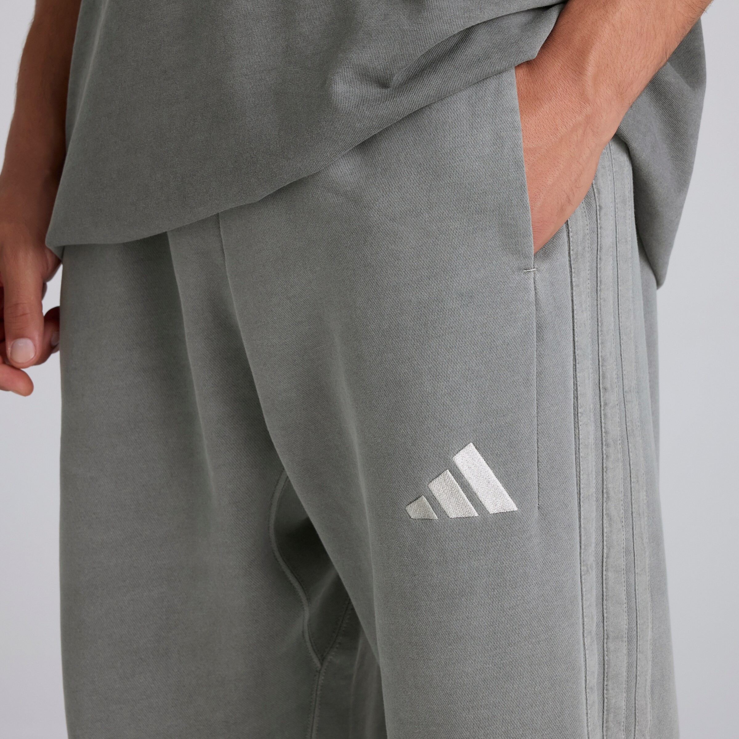 Manchester United x adidas ALL SZN Loose Joggers Washed Grey Gris Détail [5-6]