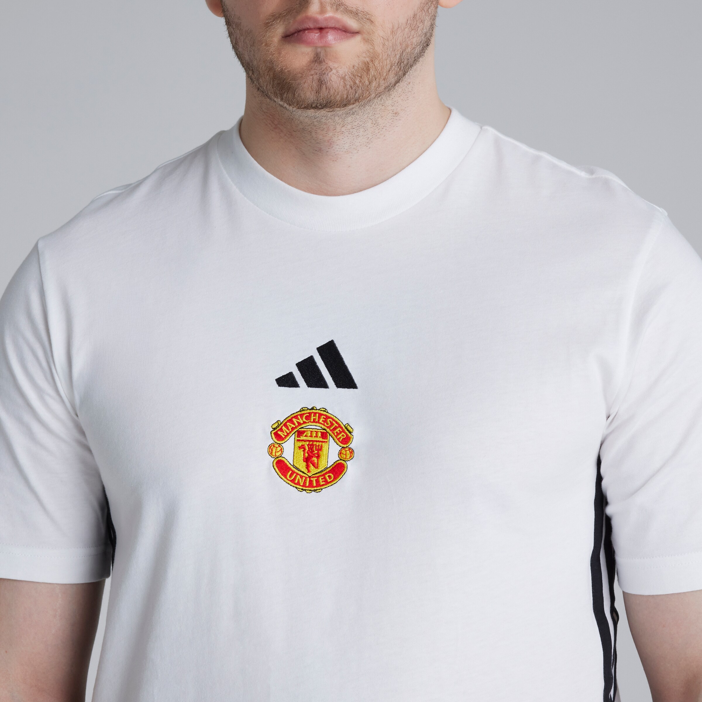 Manchester United x adidas Essentials 3-Stripes Single Jersey T-Shirt White Blanc Détail [4-5]