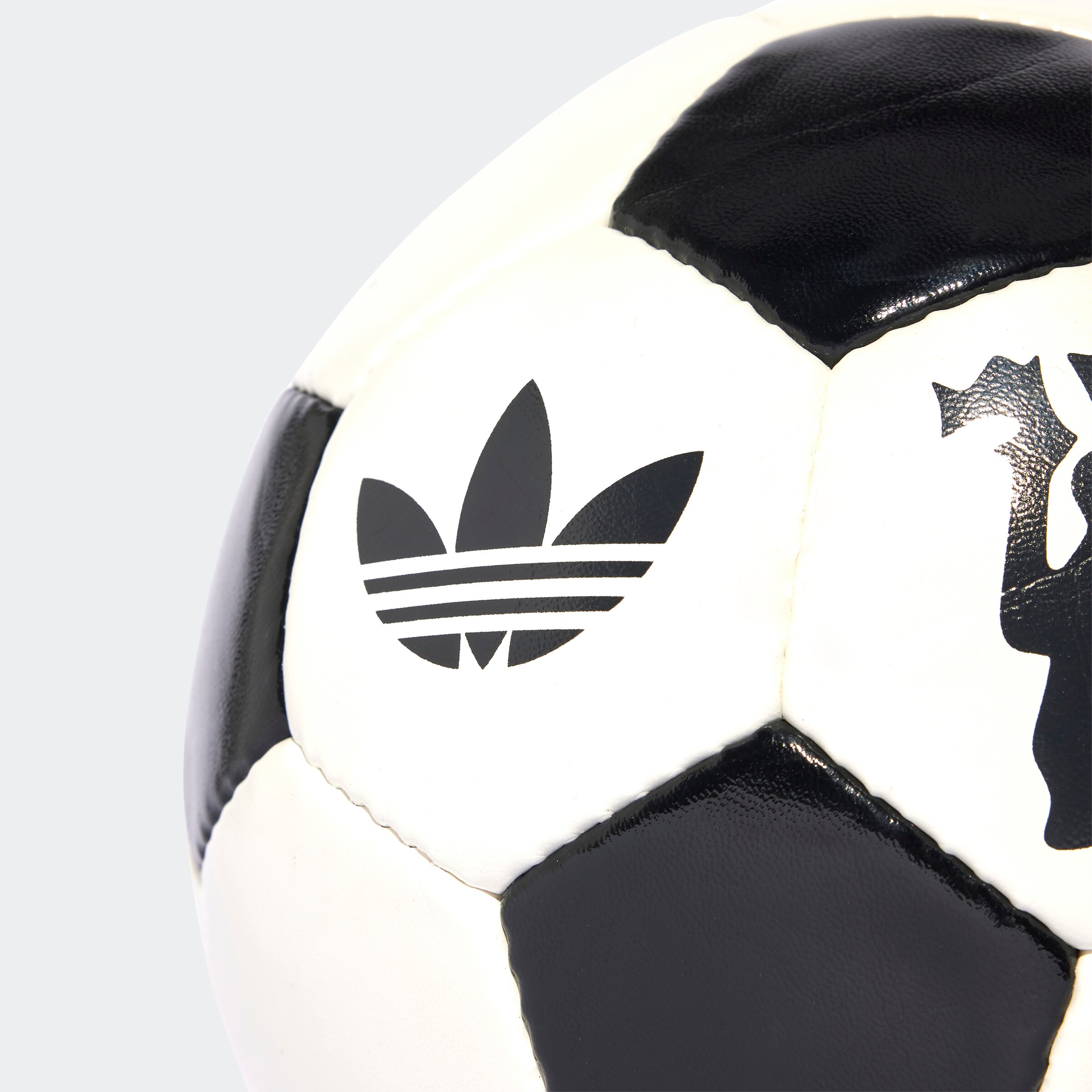 Manchester United Third Club Ball White Detail [2-4]