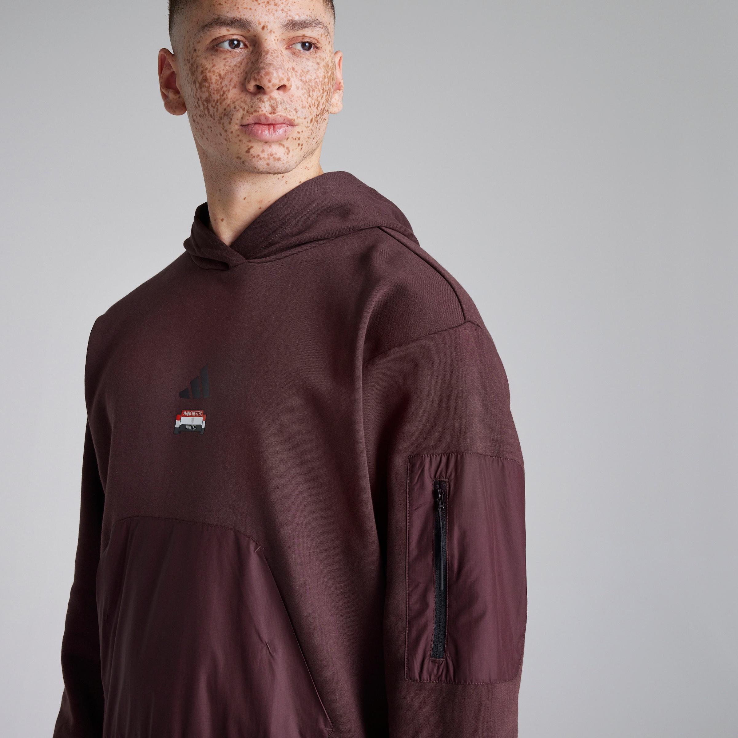 Manchester United x adidas City Escape Fleece Hoodie Red Red Detail [4-5]