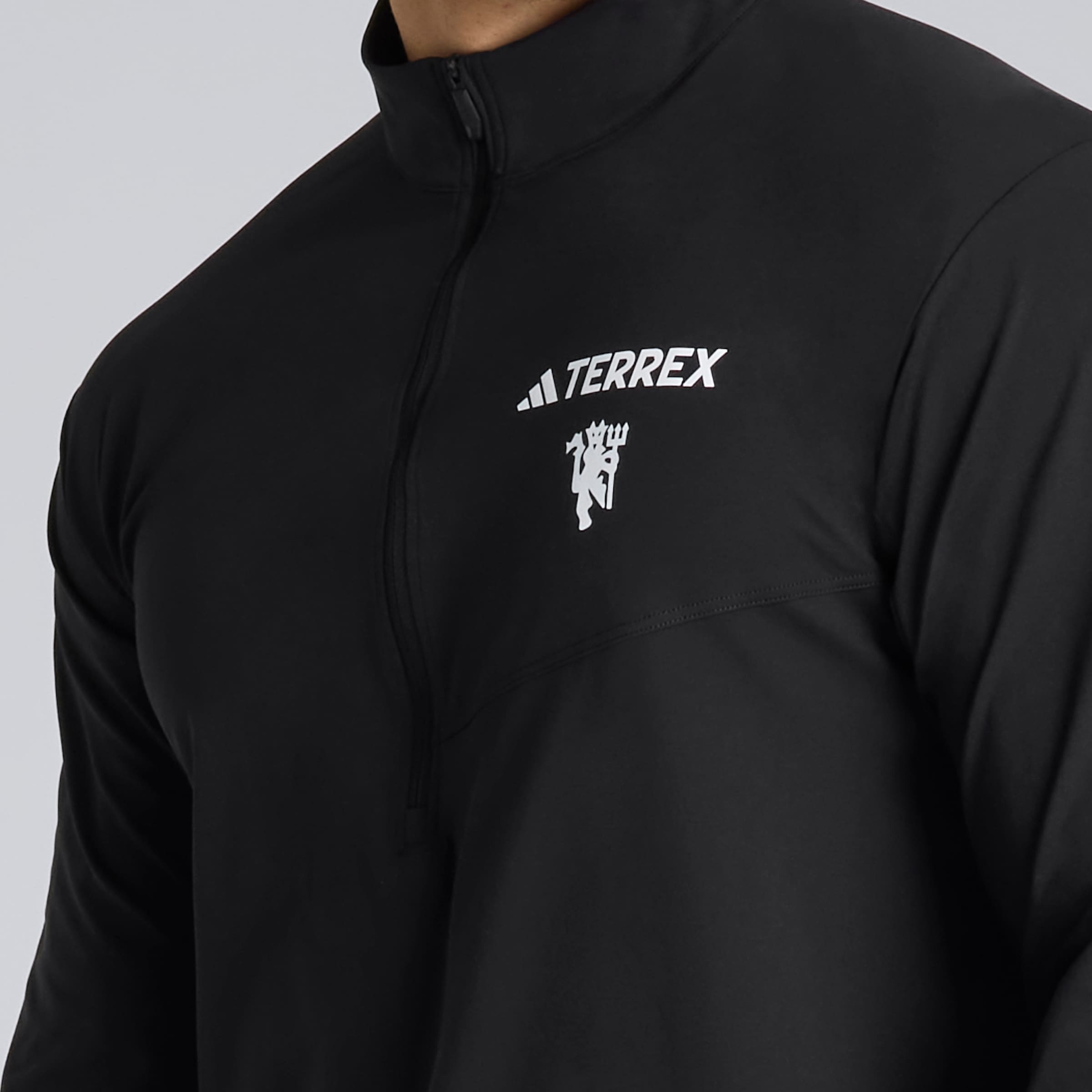 Manchester United x adidas Terrex CLIMACOOL 1/2-Zip Long Sleeve Top Black Black Detail [5-5]