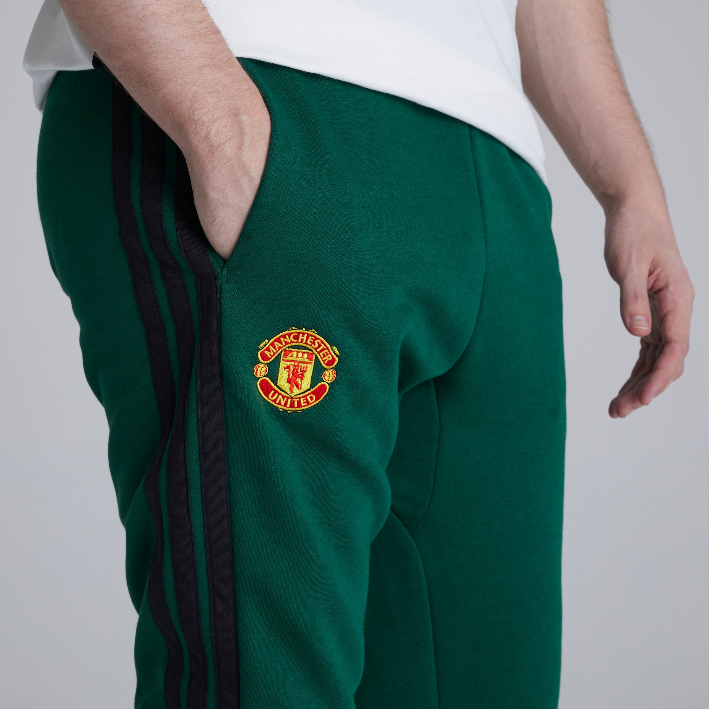 Manchester United x adidas Essentials 3-Stripes Fleece Joggers Green Vert Détail [5-5]