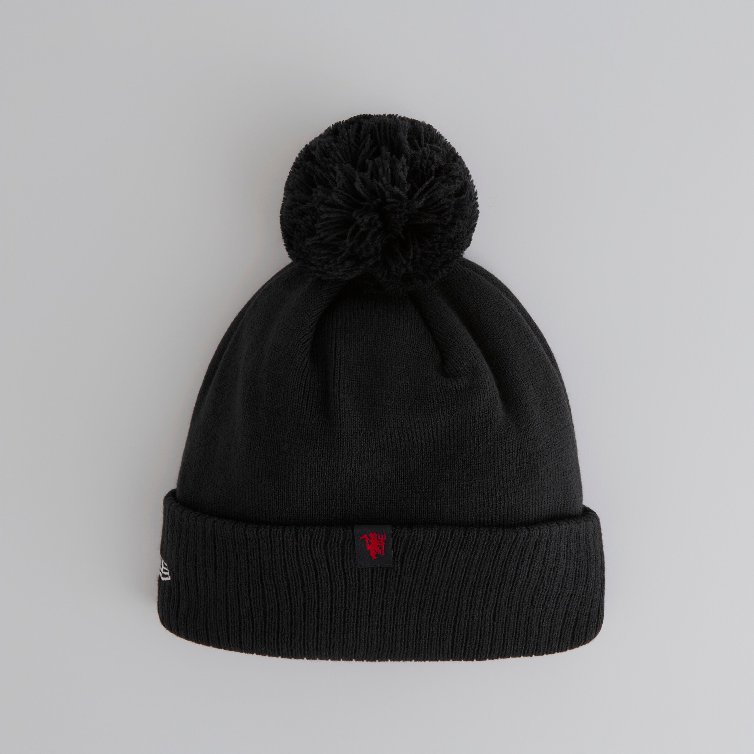 Manchester United x New Era Wordmark Bobble Beanie Black Black Detail [2-4]