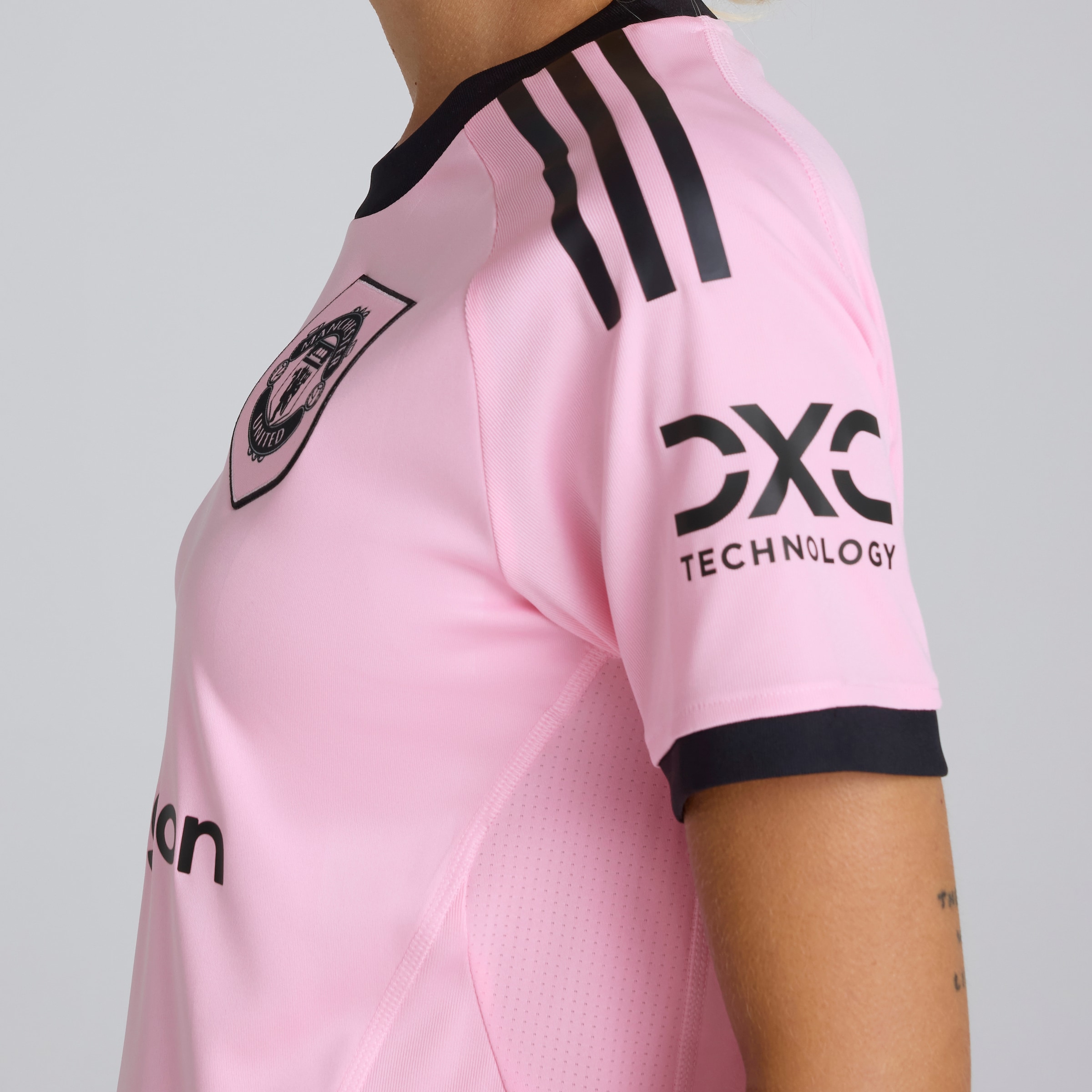 Manchester United 25/26 Third Womens Goalkeeper Jersey Pnk Rose Détail [4-5]