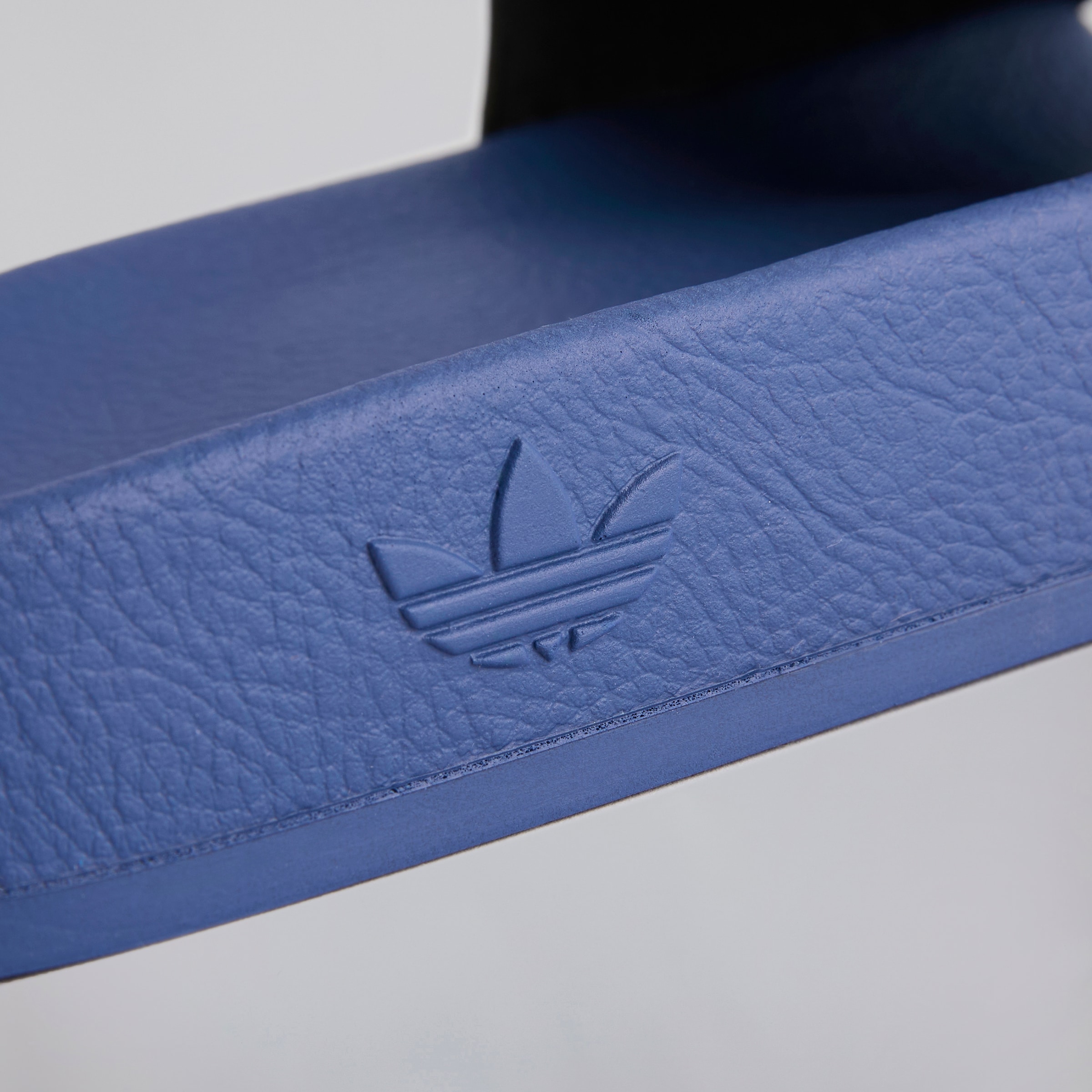Manchester United x adidas Trefoil Slides Blue Bleu Détail [6-6]