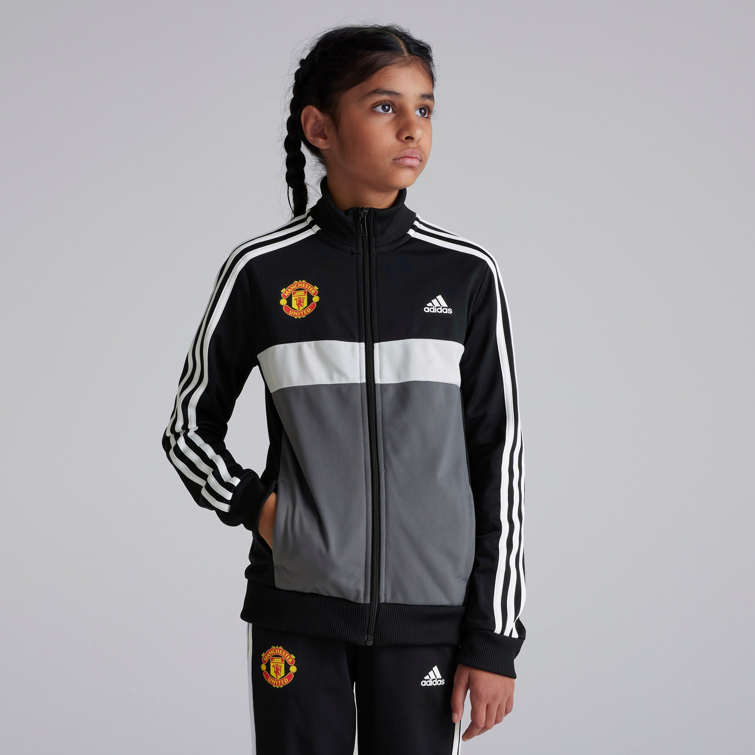 Manchester United x adidas SurvÃªtement 3-Stripes Essentials pour enfants Noir/Gris Noir Détail [6-10]