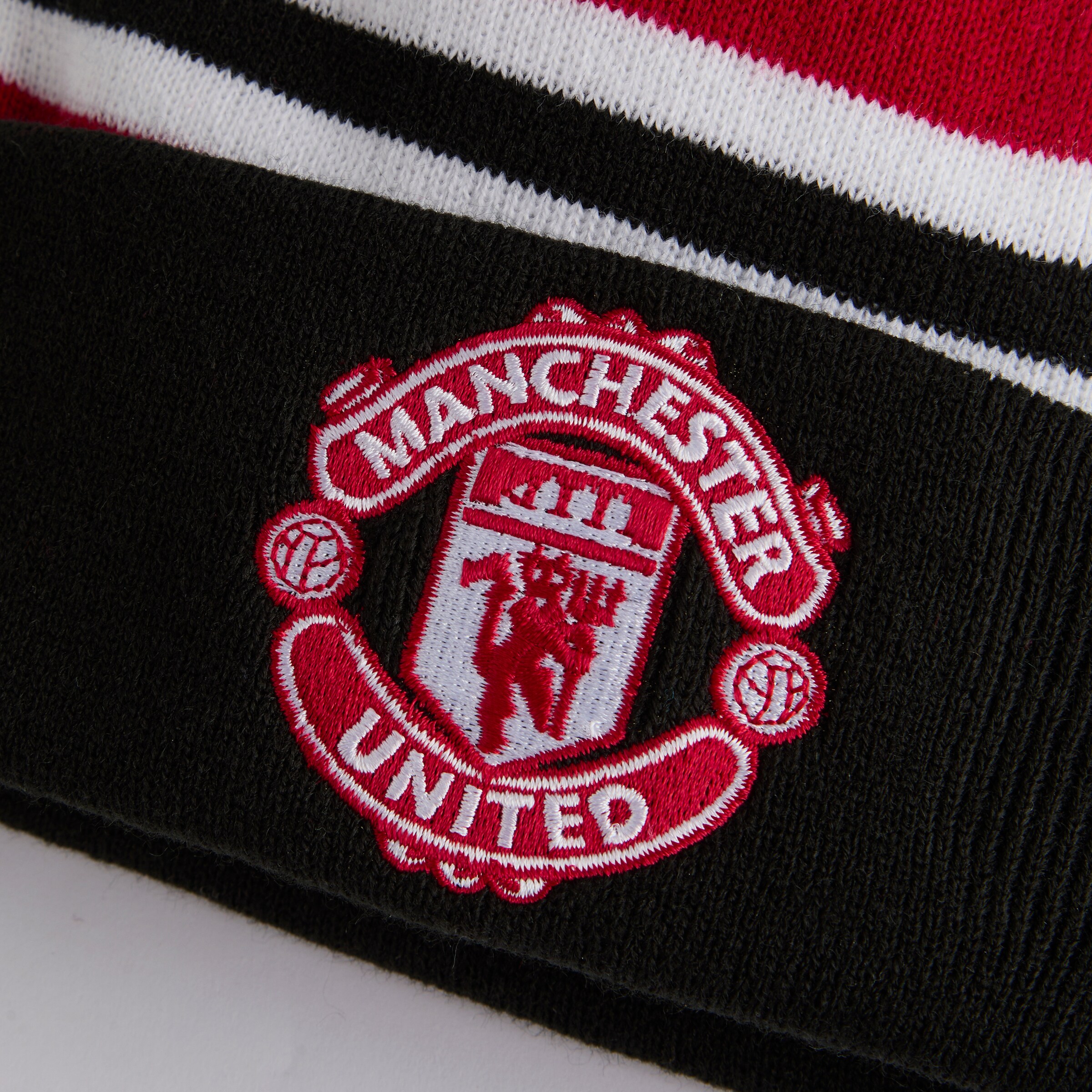 Manchester United x New Era Kids Bar Stripe Beanie Red Red Detail [3-4]