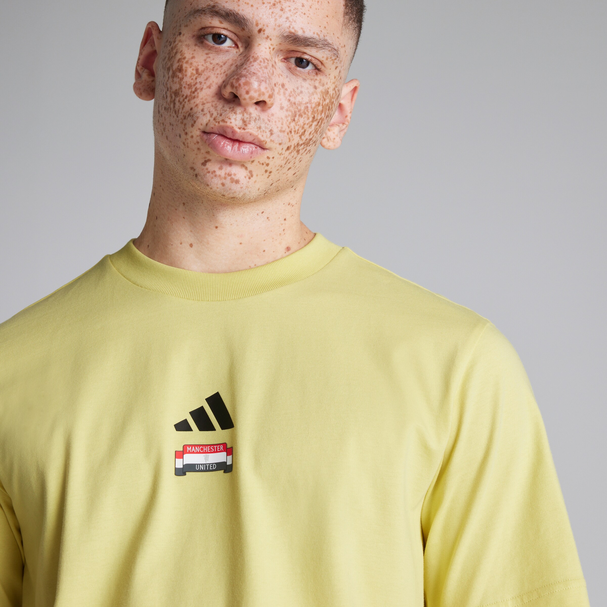 Manchester United x adidas City Escape T-Shirt Yellow Yellow Detail [4-5]